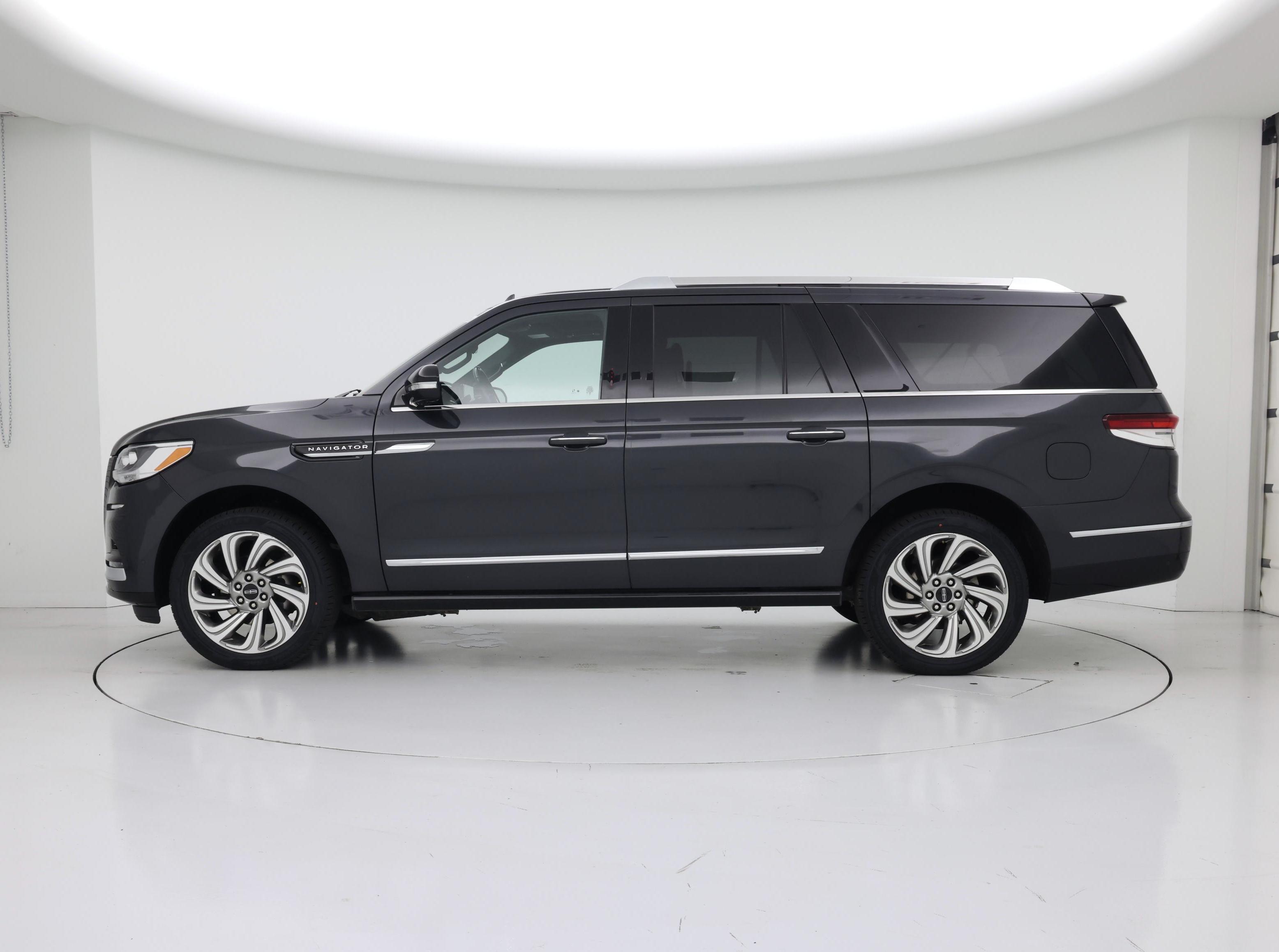 Thumbnail: 2023 Lincoln Navigator L - 3