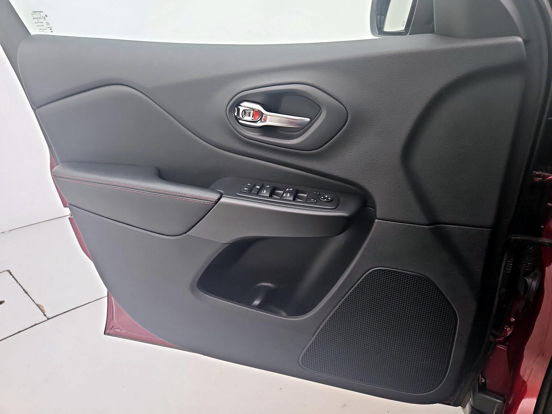 Thumbnail: 2019 Jeep Cherokee - 12