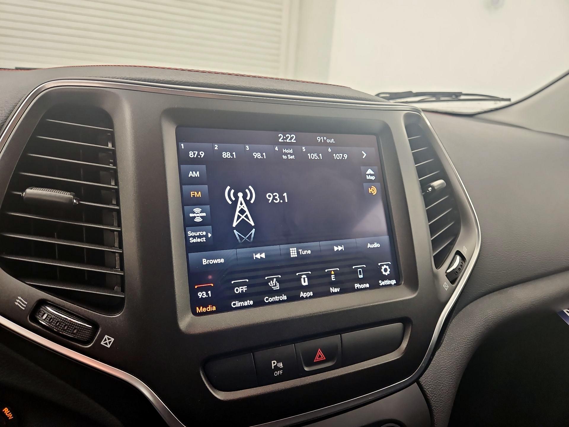 Thumbnail: 2019 Jeep Cherokee - 16