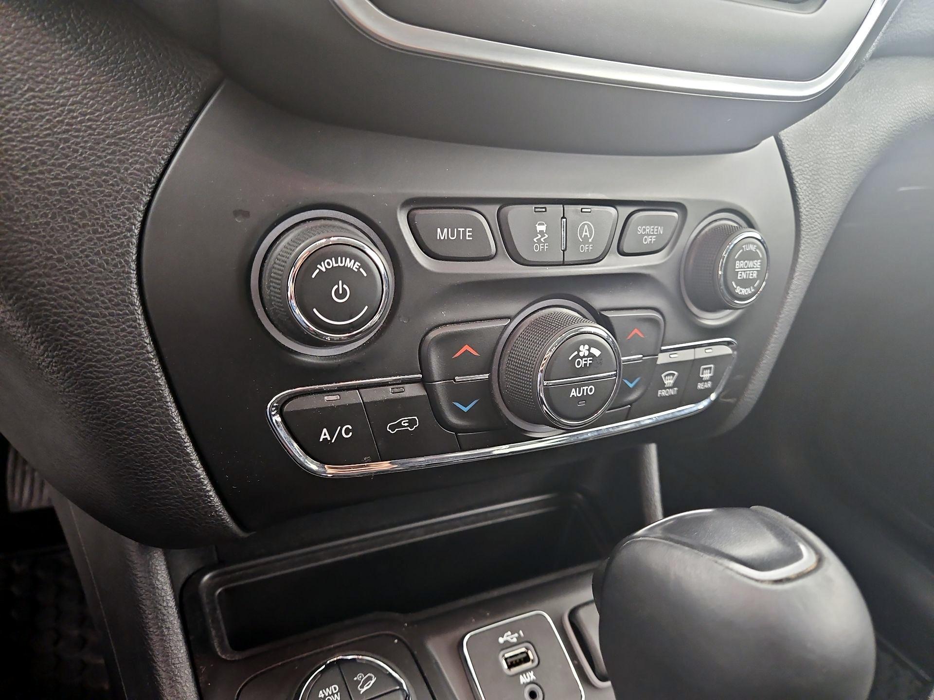 Thumbnail: 2019 Jeep Cherokee - 17