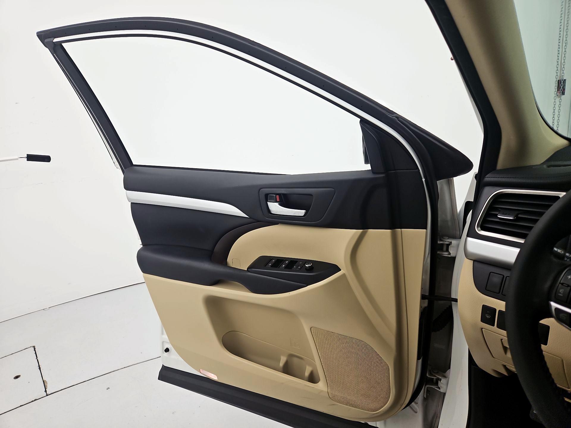 Thumbnail: 2016 Toyota Highlander - 12