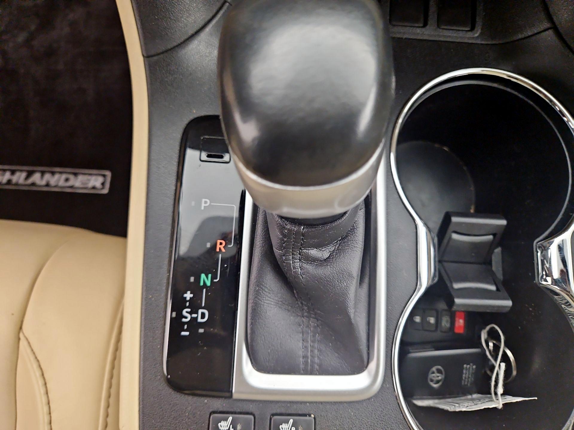 Thumbnail: 2016 Toyota Highlander - 17