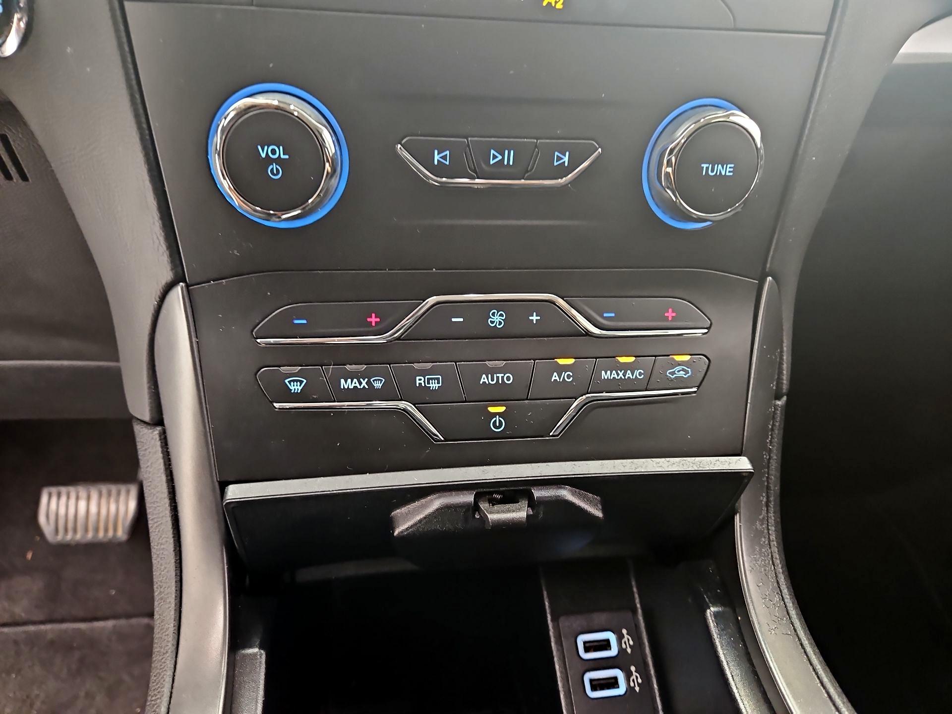Thumbnail: 2020 Ford Edge - 17