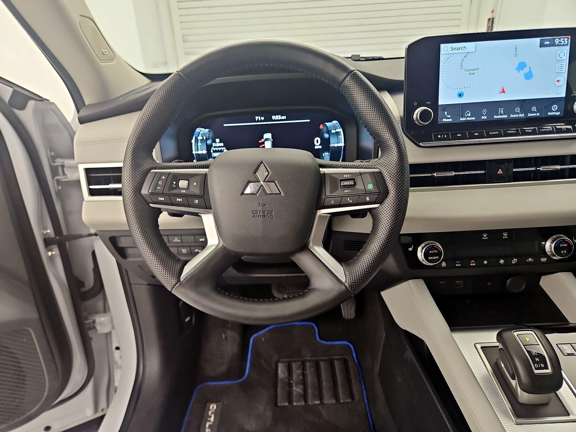 Thumbnail: 2023 Mitsubishi Outlander - 10
