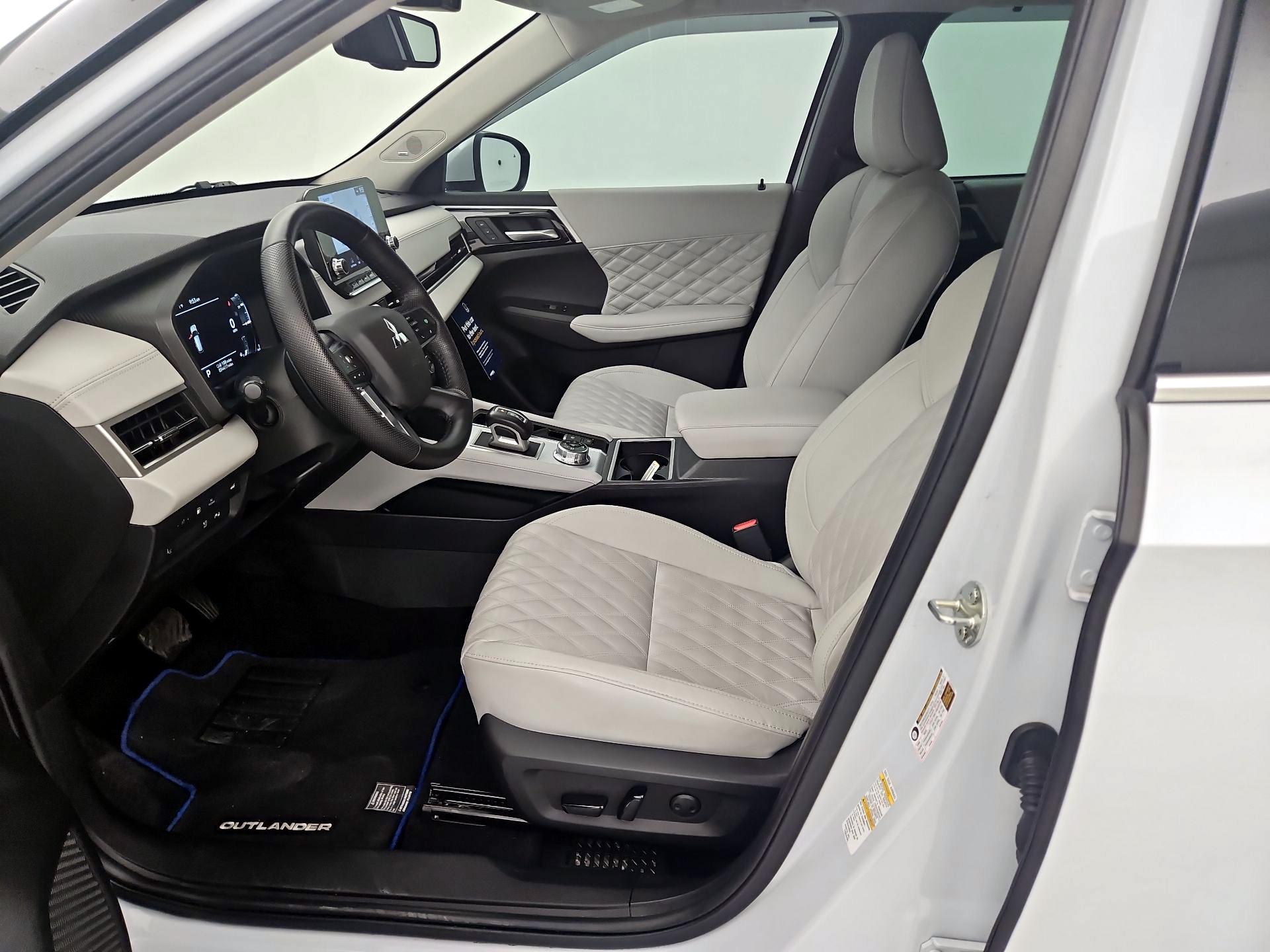 Thumbnail: 2023 Mitsubishi Outlander - 11