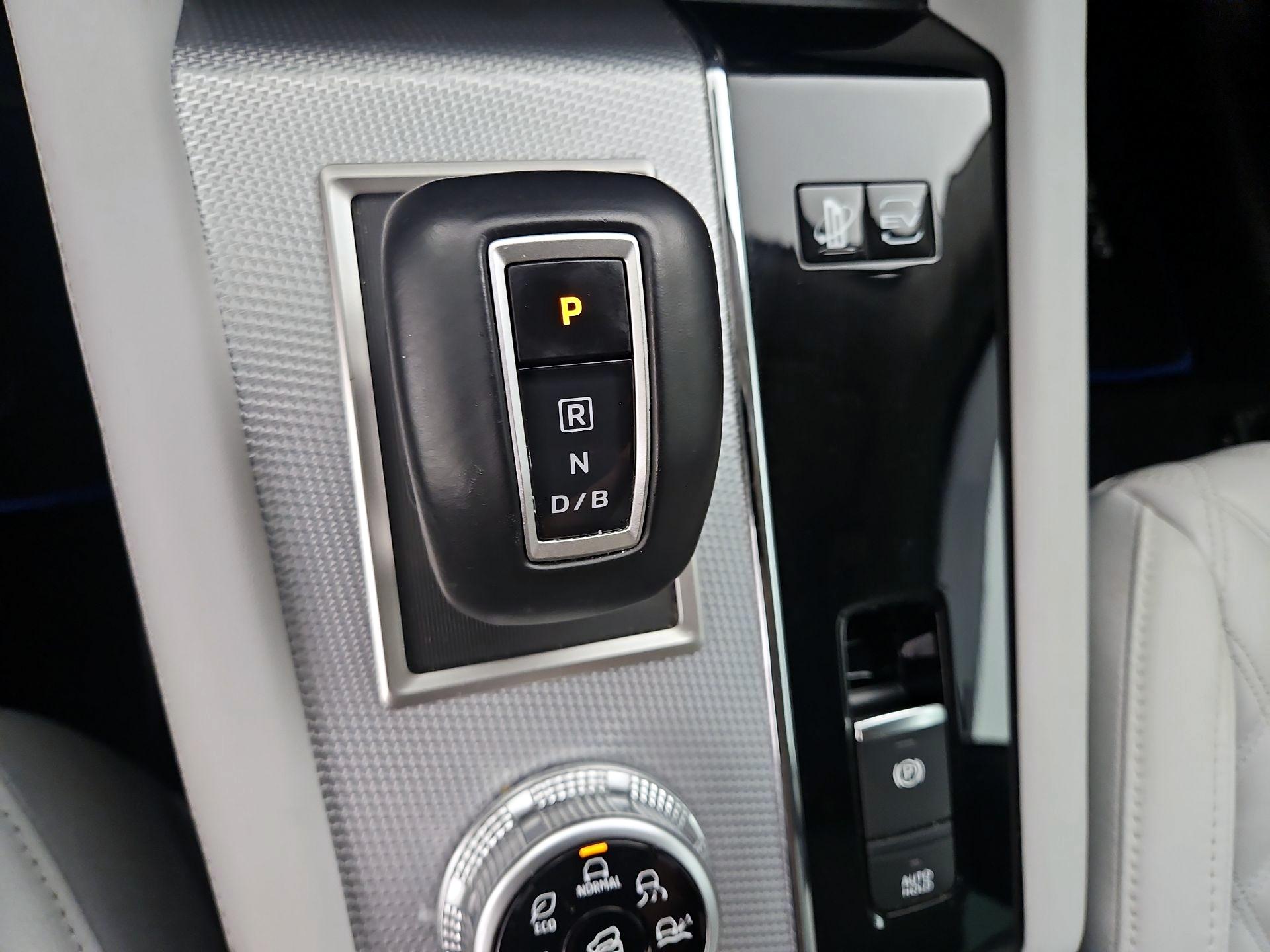 Thumbnail: 2023 Mitsubishi Outlander - 18