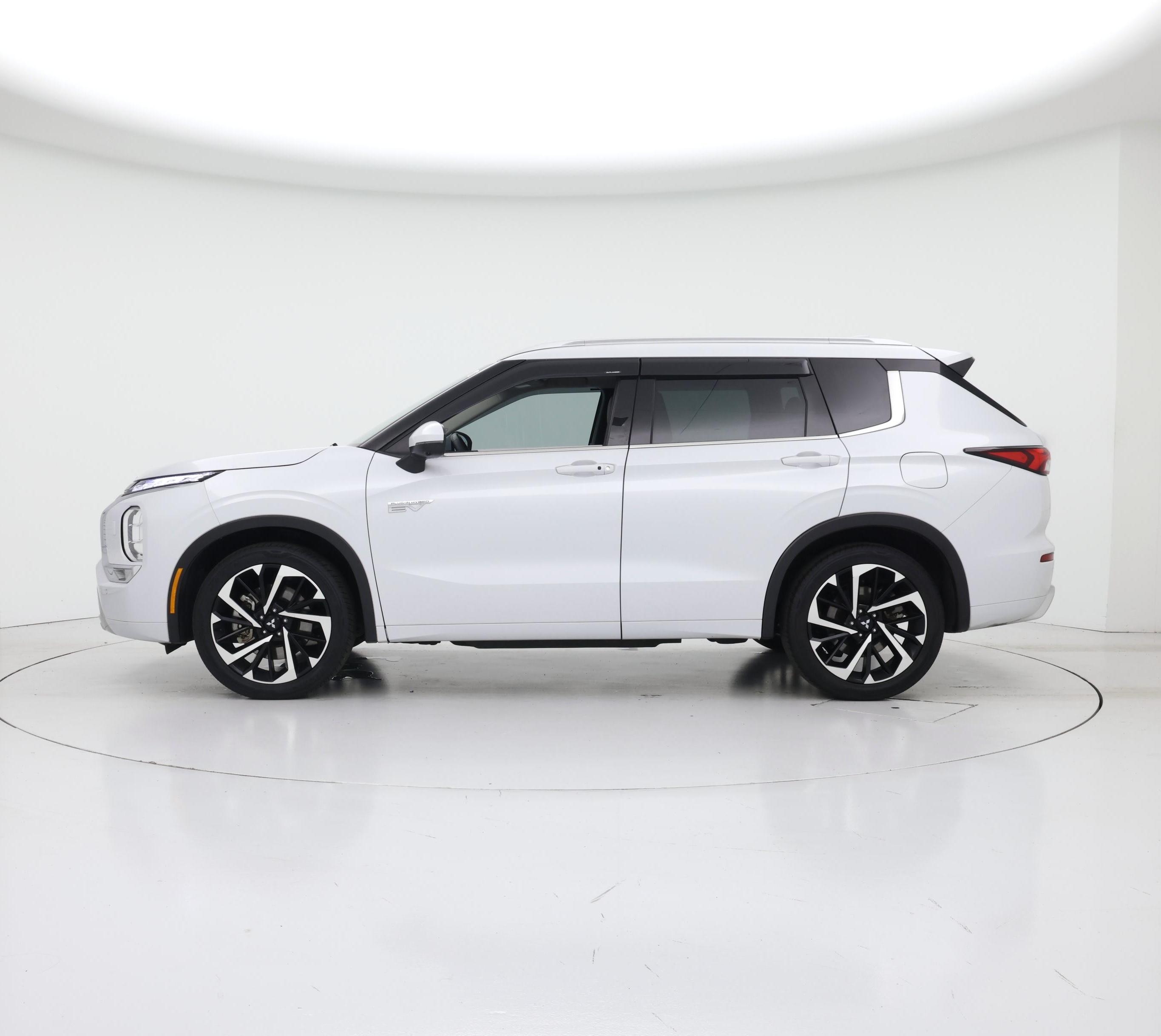 Thumbnail: 2023 Mitsubishi Outlander - 3