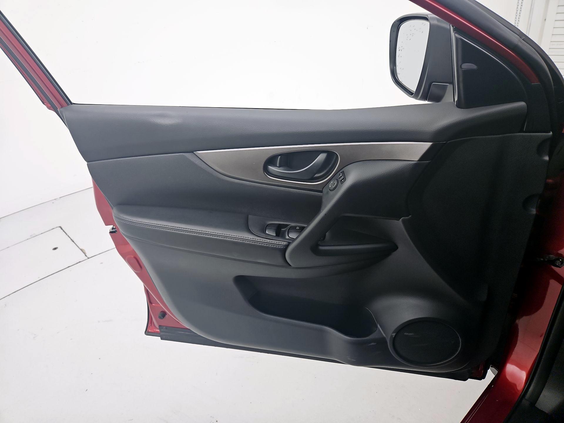 Thumbnail: 2021 Nissan Rogue Sport - 12