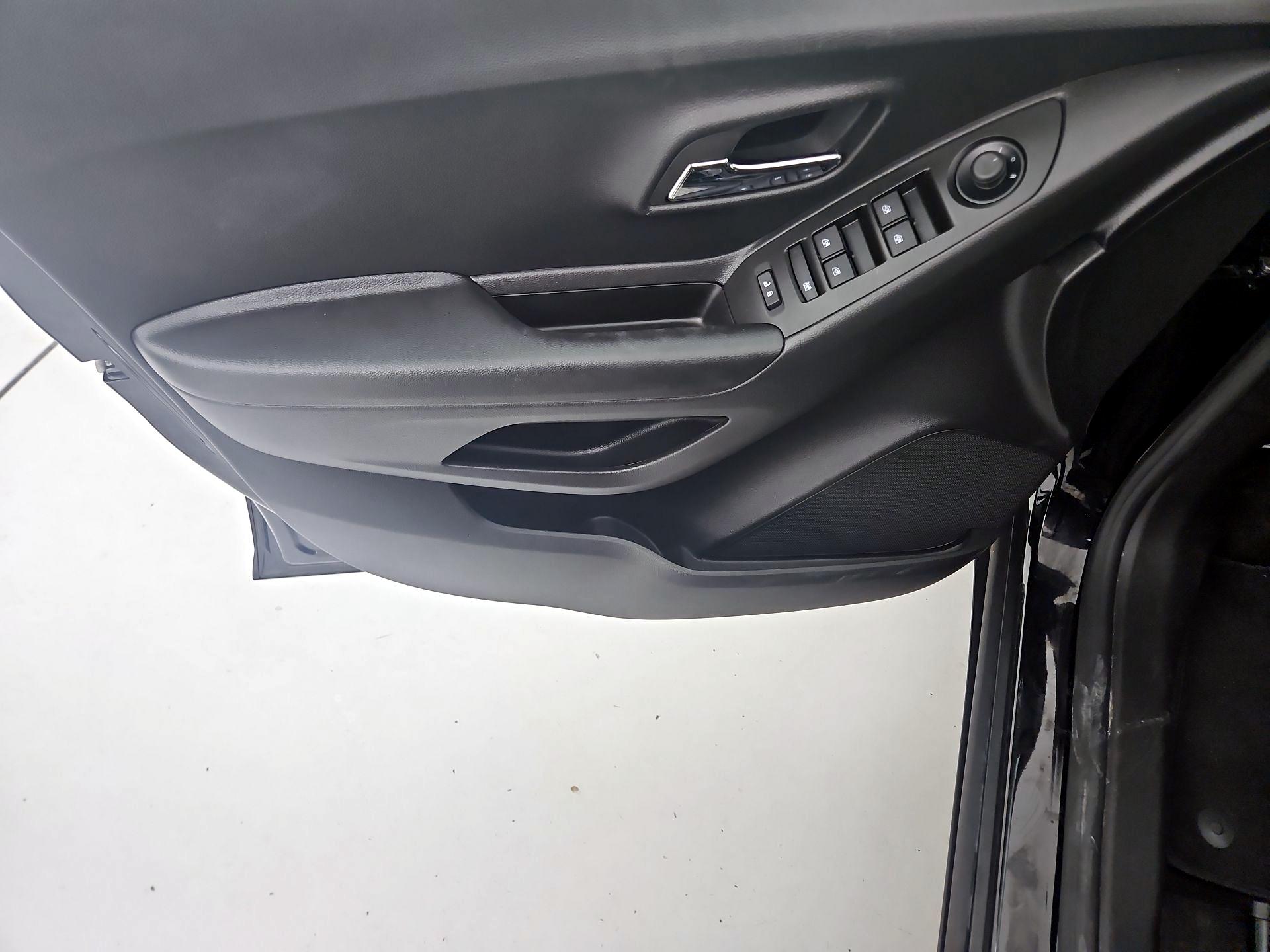 Thumbnail: 2022 Chevrolet Trax - 12