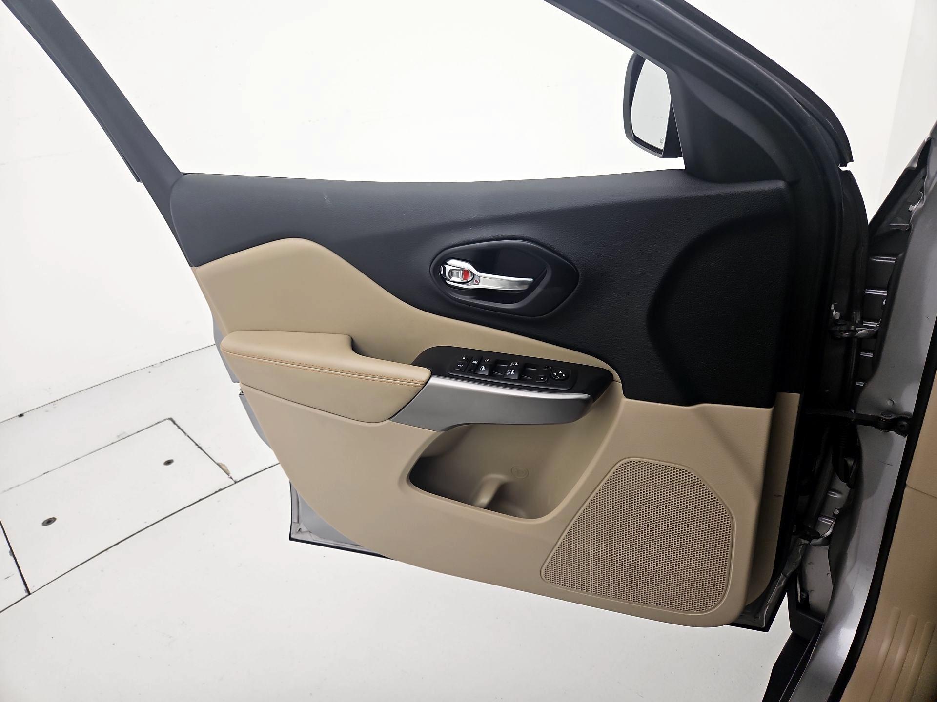 Thumbnail: 2021 Jeep Cherokee - 12