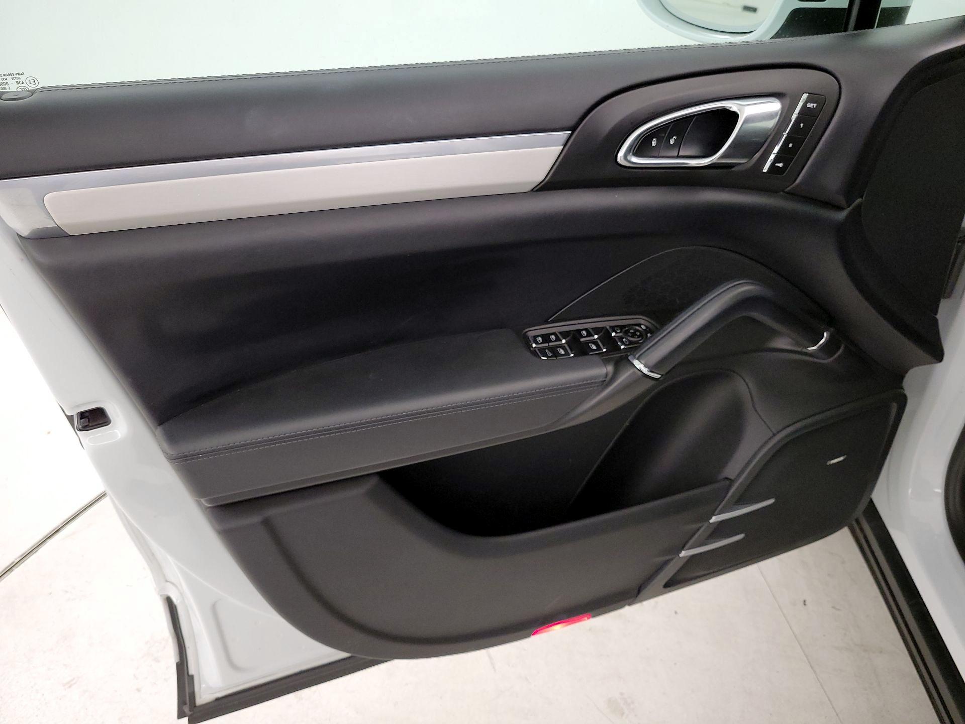 Thumbnail: 2015 Porsche Cayenne - 12