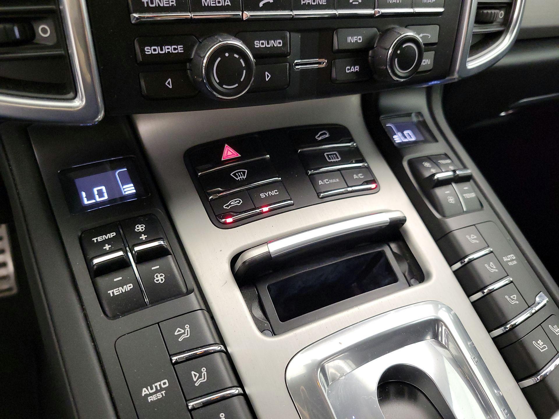 Thumbnail: 2015 Porsche Cayenne - 17