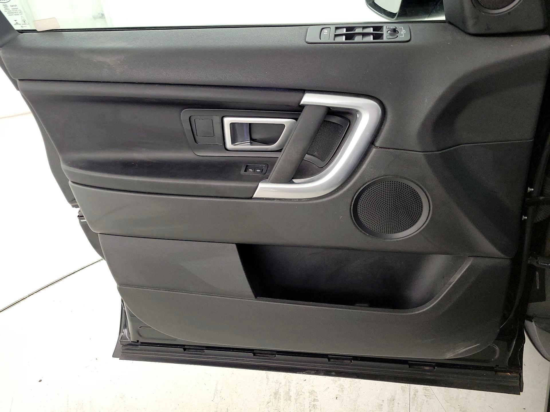 Thumbnail: 2016 Land Rover Discovery Sport - 12