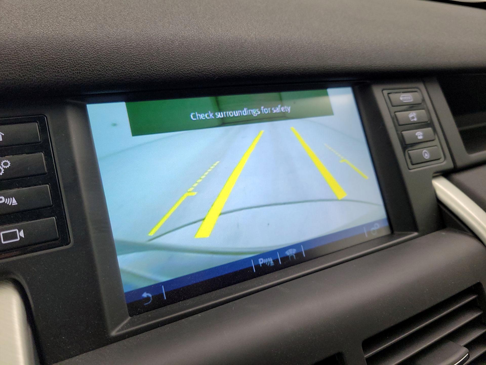 Thumbnail: 2016 Land Rover Discovery Sport - 14
