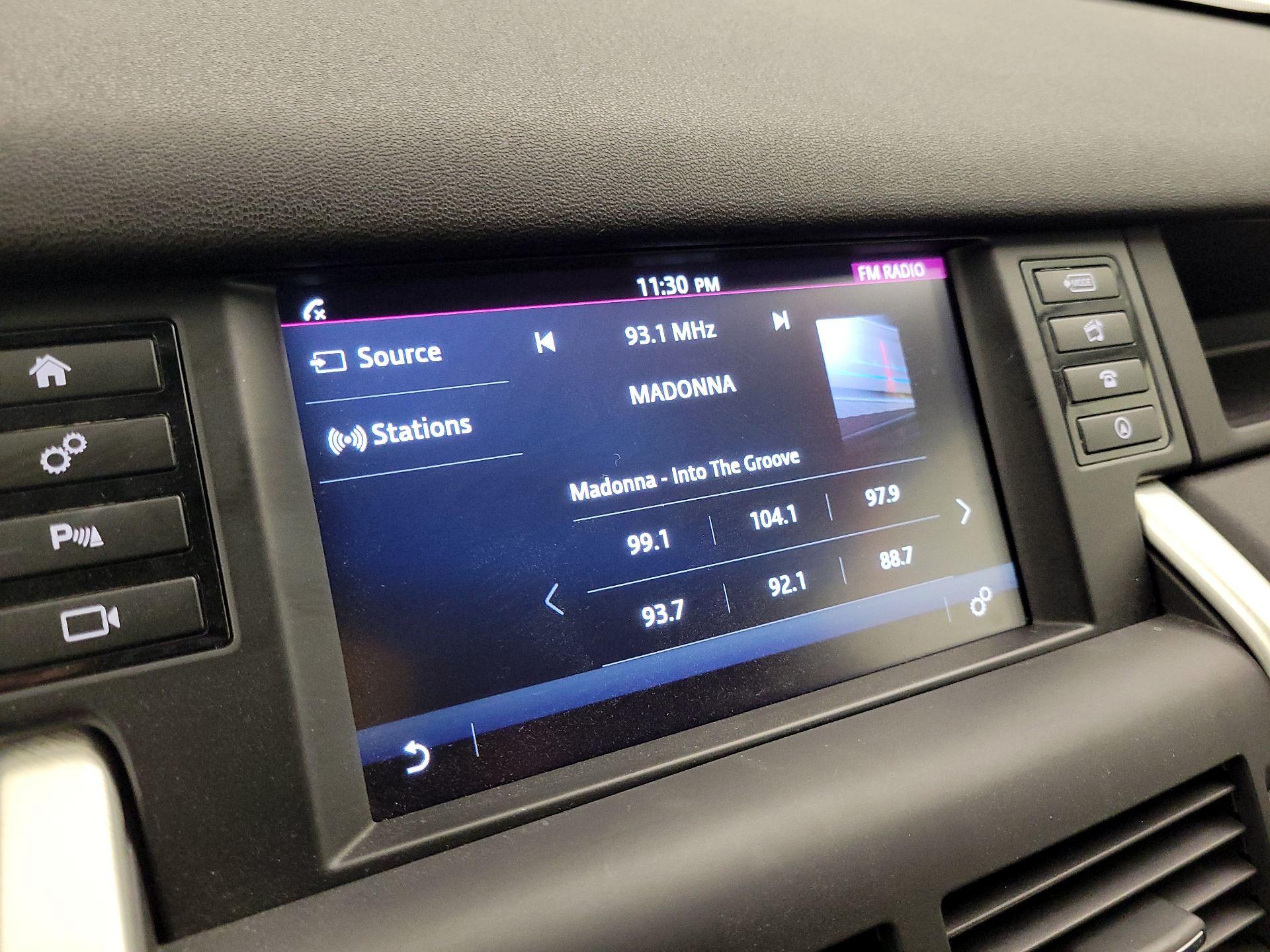 Thumbnail: 2016 Land Rover Discovery Sport - 15