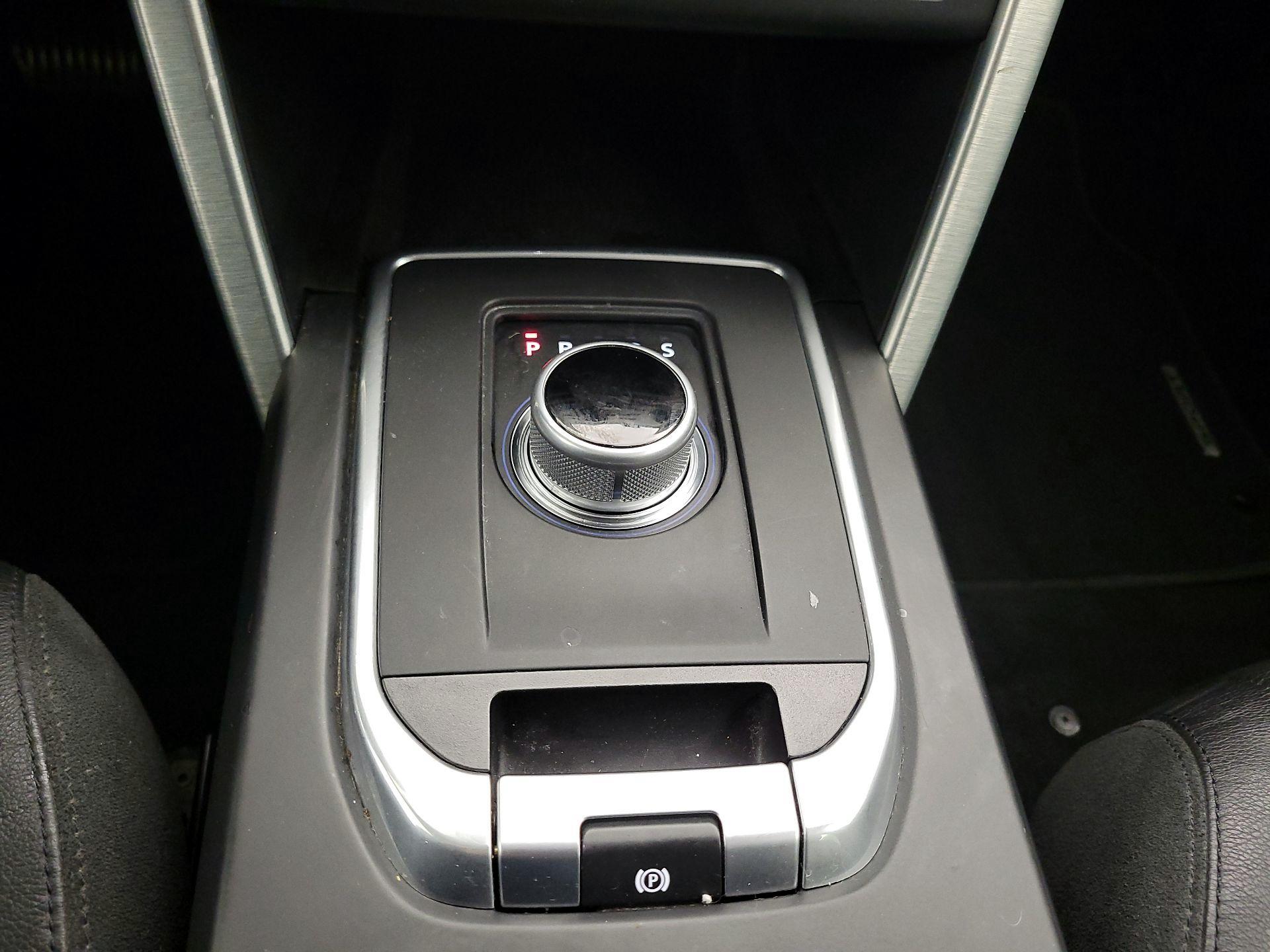Thumbnail: 2016 Land Rover Discovery Sport - 17