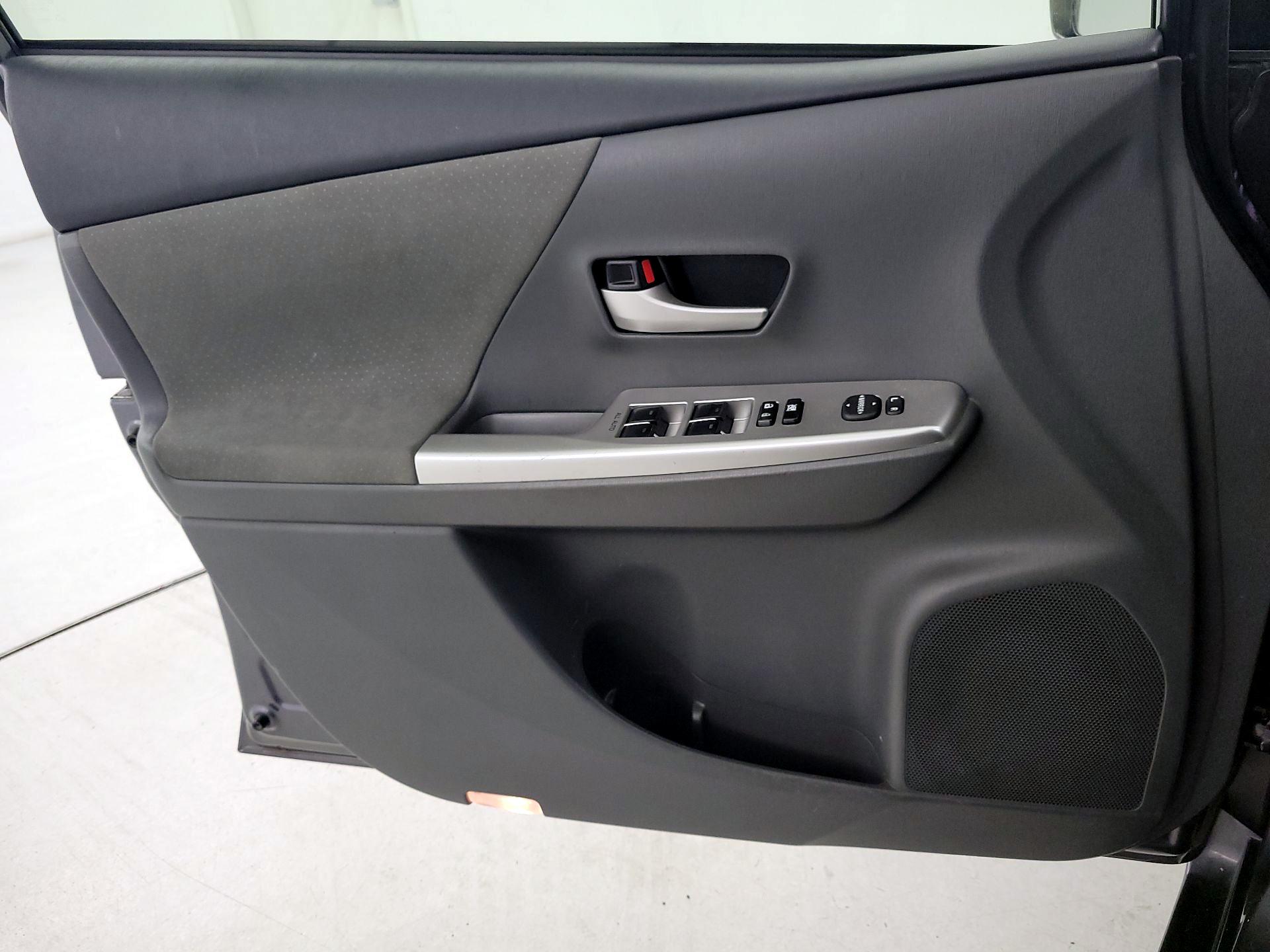 Thumbnail: 2013 Toyota Prius v - 12