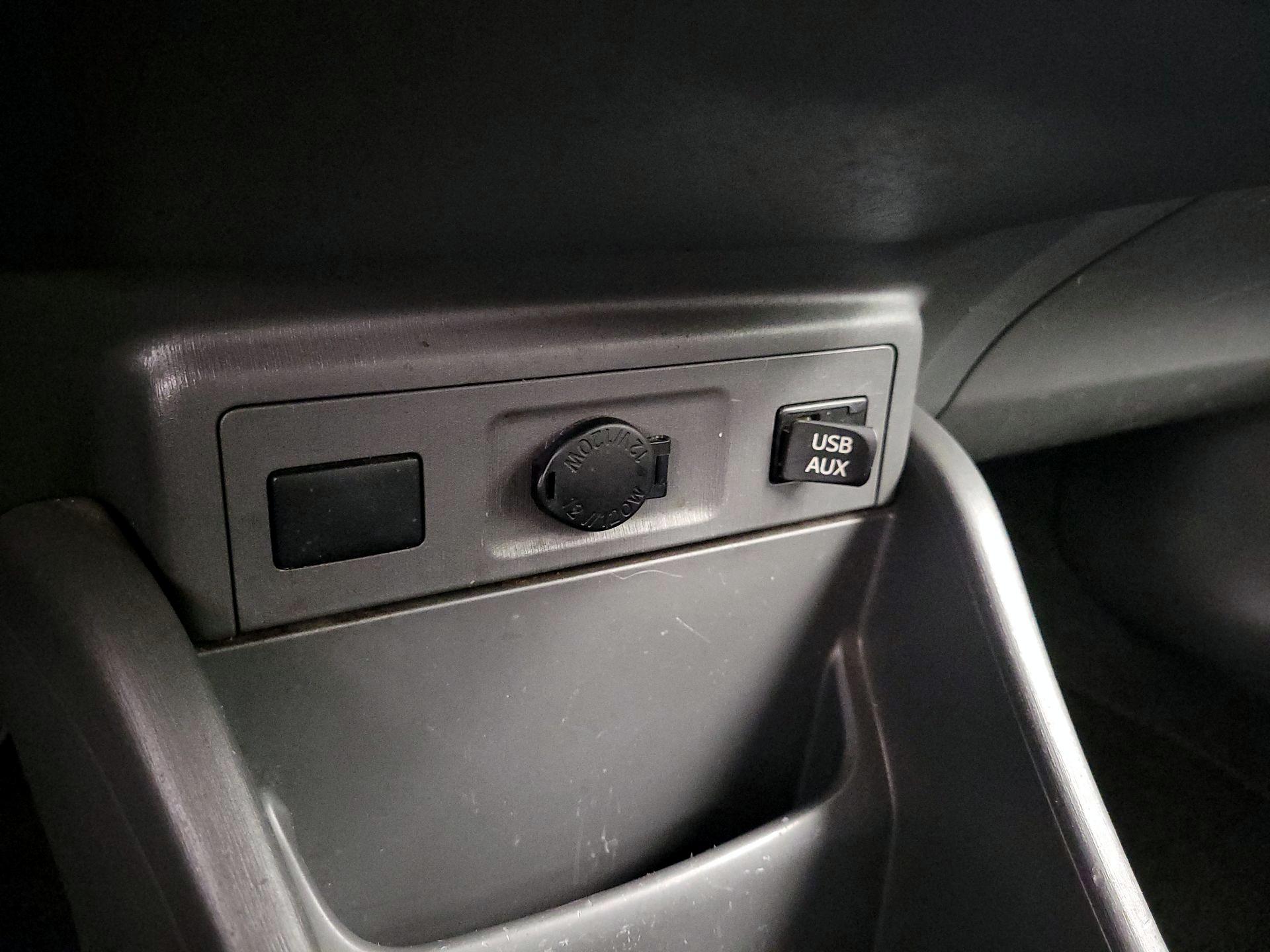 Thumbnail: 2013 Toyota Prius v - 19