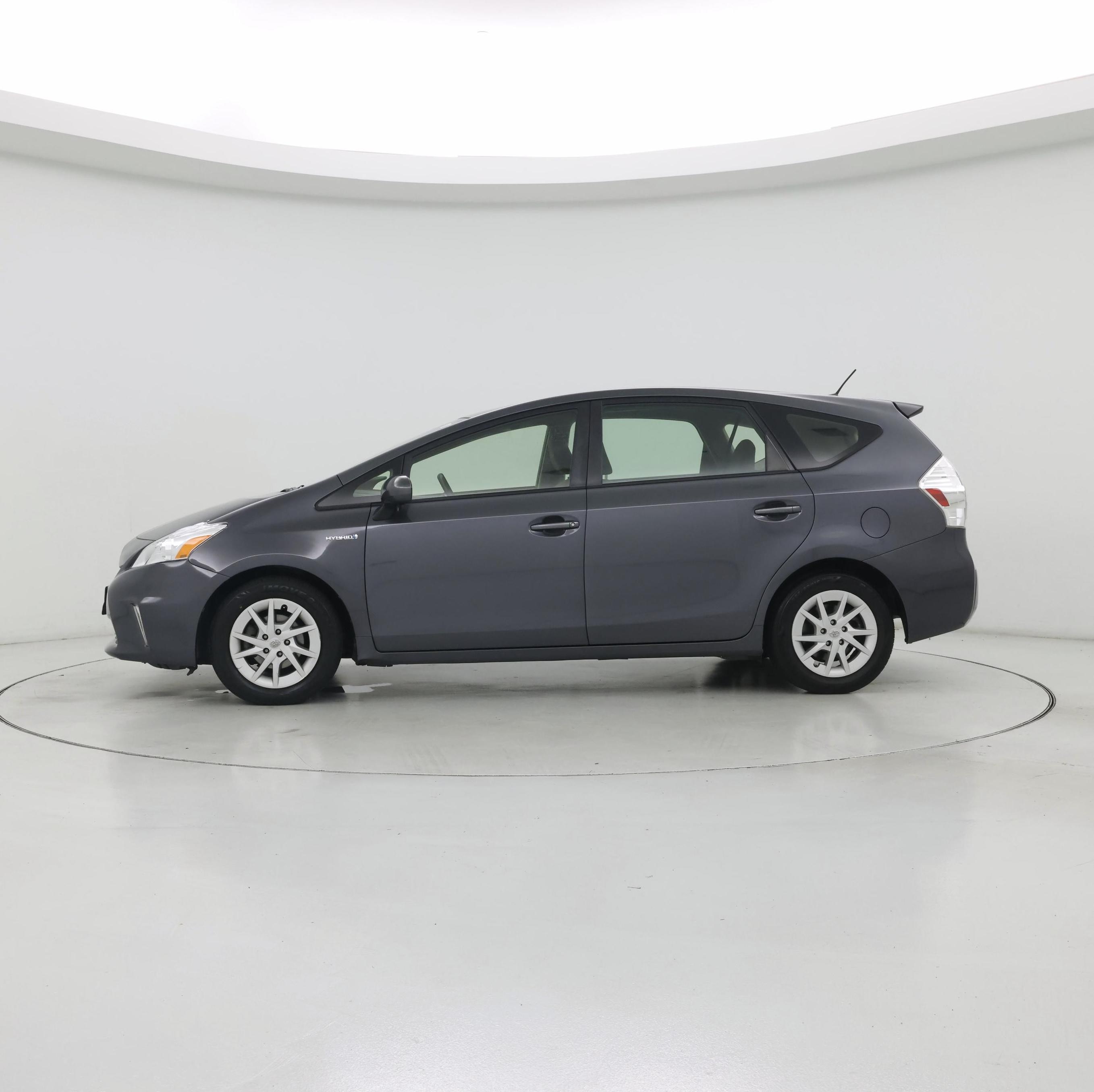 Thumbnail: 2013 Toyota Prius v - 3
