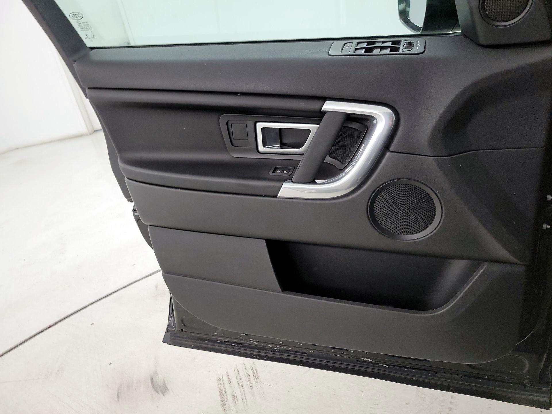 Thumbnail: 2017 Land Rover Discovery Sport - 12