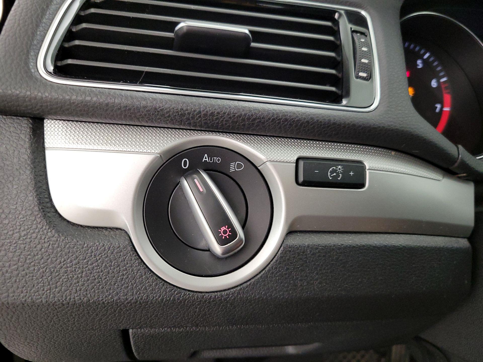 Thumbnail: 2016 Volkswagen Passat - 13