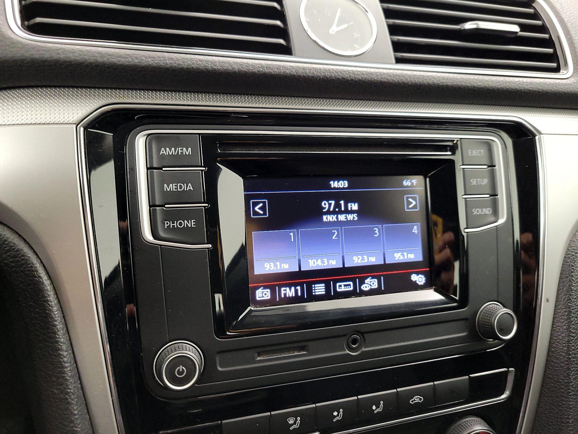 Thumbnail: 2016 Volkswagen Passat - 15