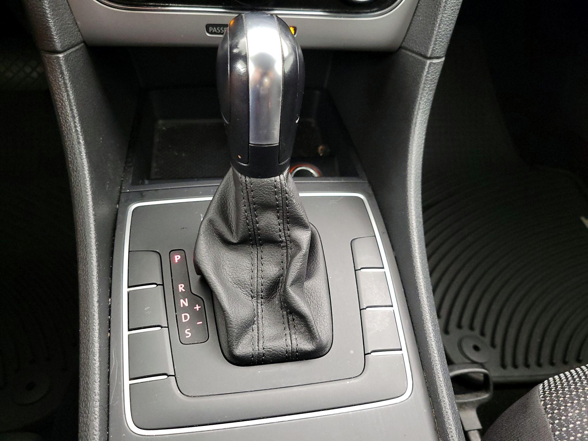 Thumbnail: 2016 Volkswagen Passat - 17