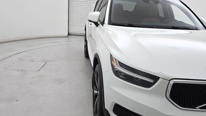 2020 Volvo XC40 T5 Momentum Hero Image