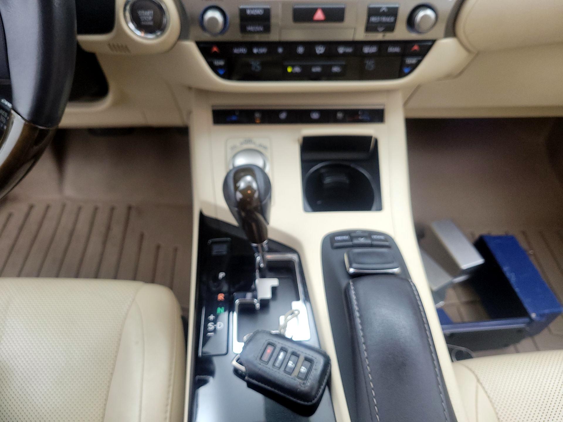 Thumbnail: 2015 Lexus ES - 16