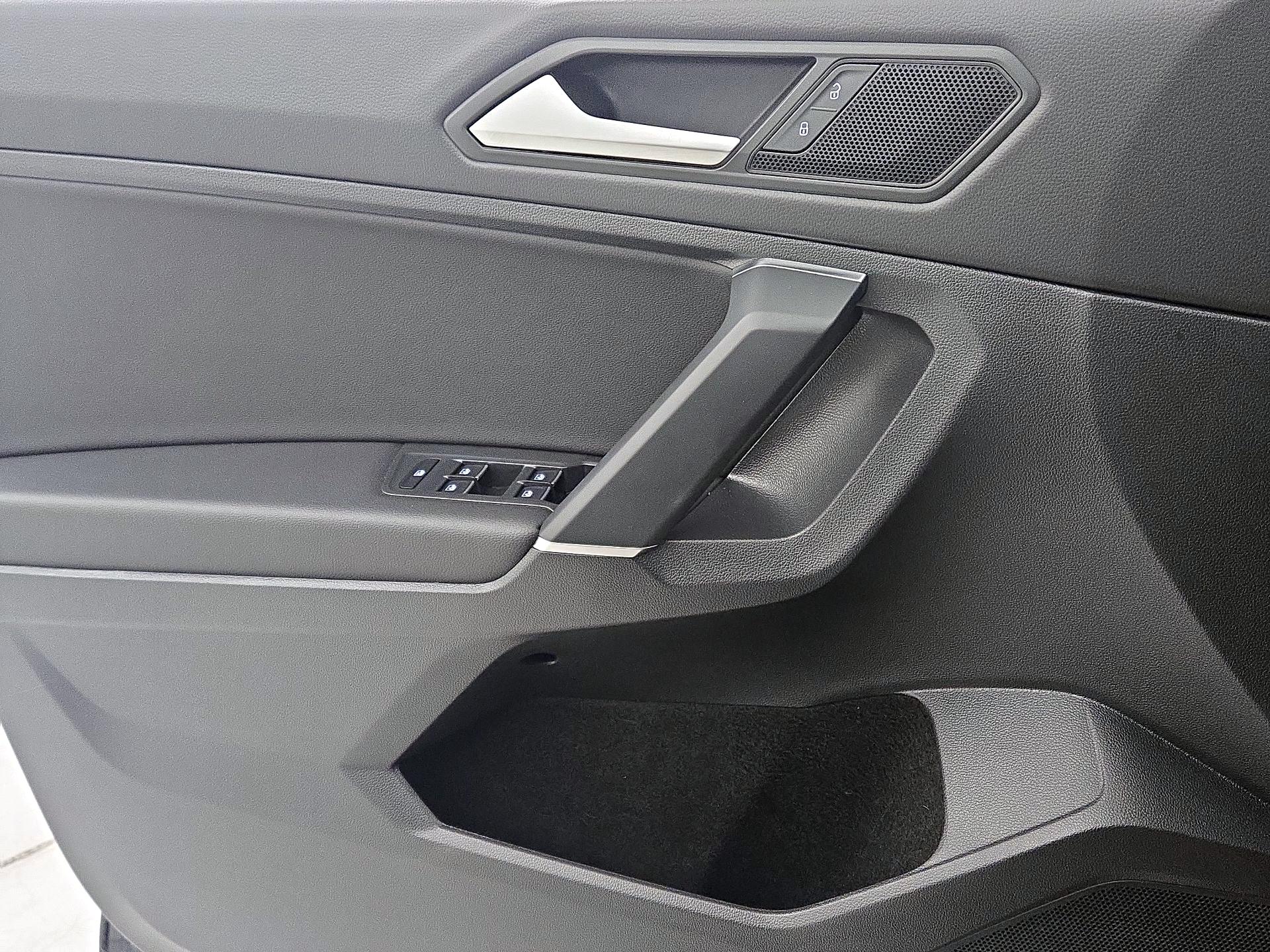 Thumbnail: 2020 Volkswagen Tiguan - 12