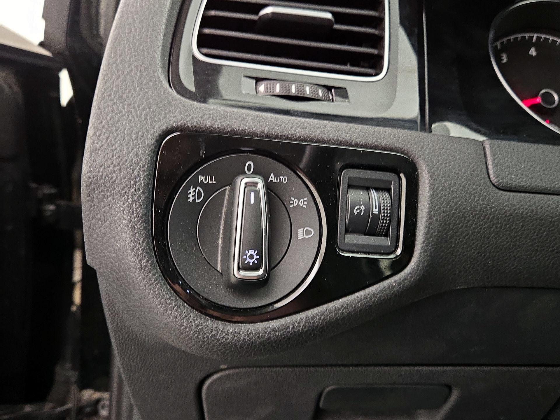 Thumbnail: 2015 Volkswagen Golf - 13