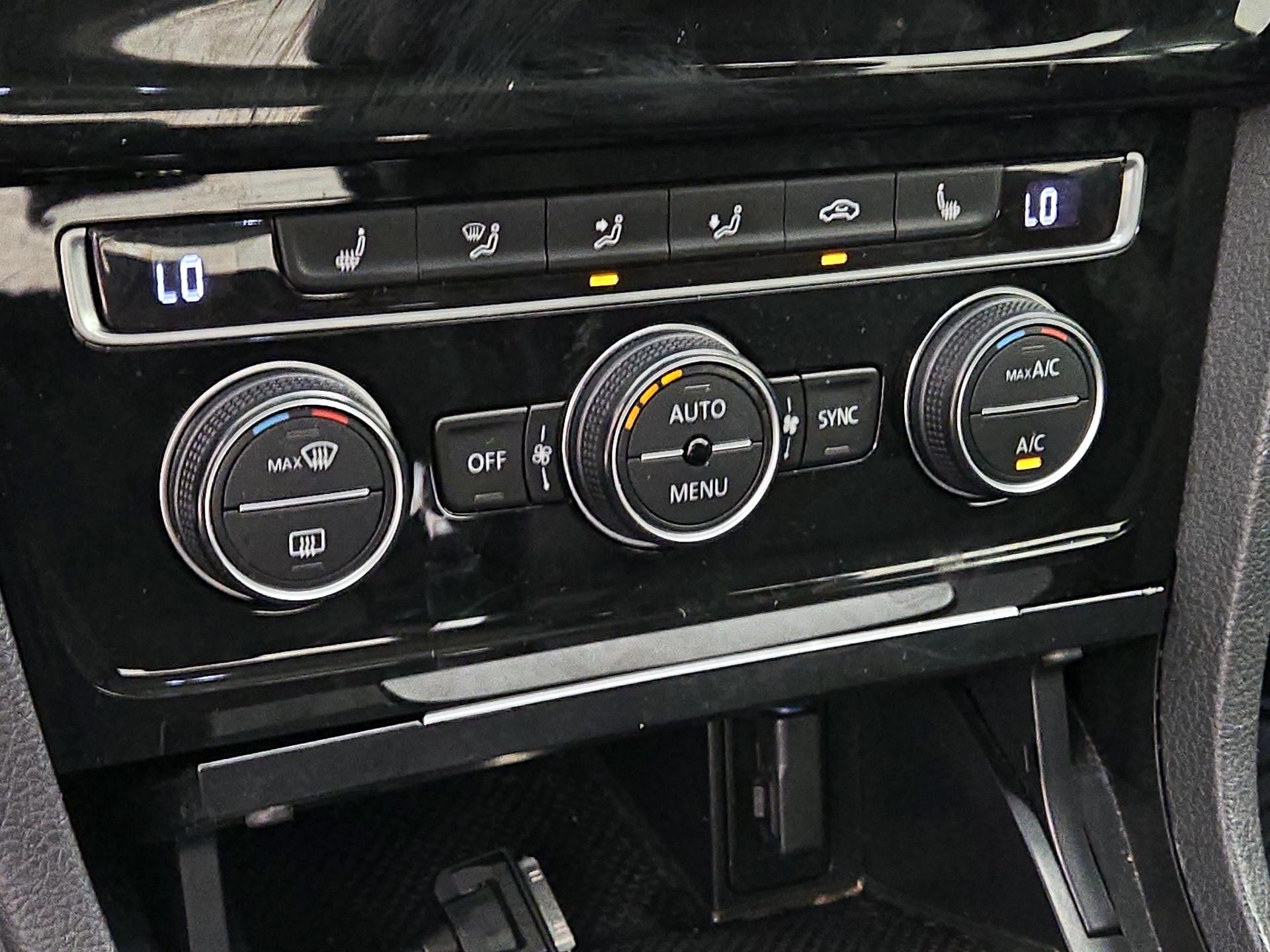 Thumbnail: 2015 Volkswagen Golf - 17