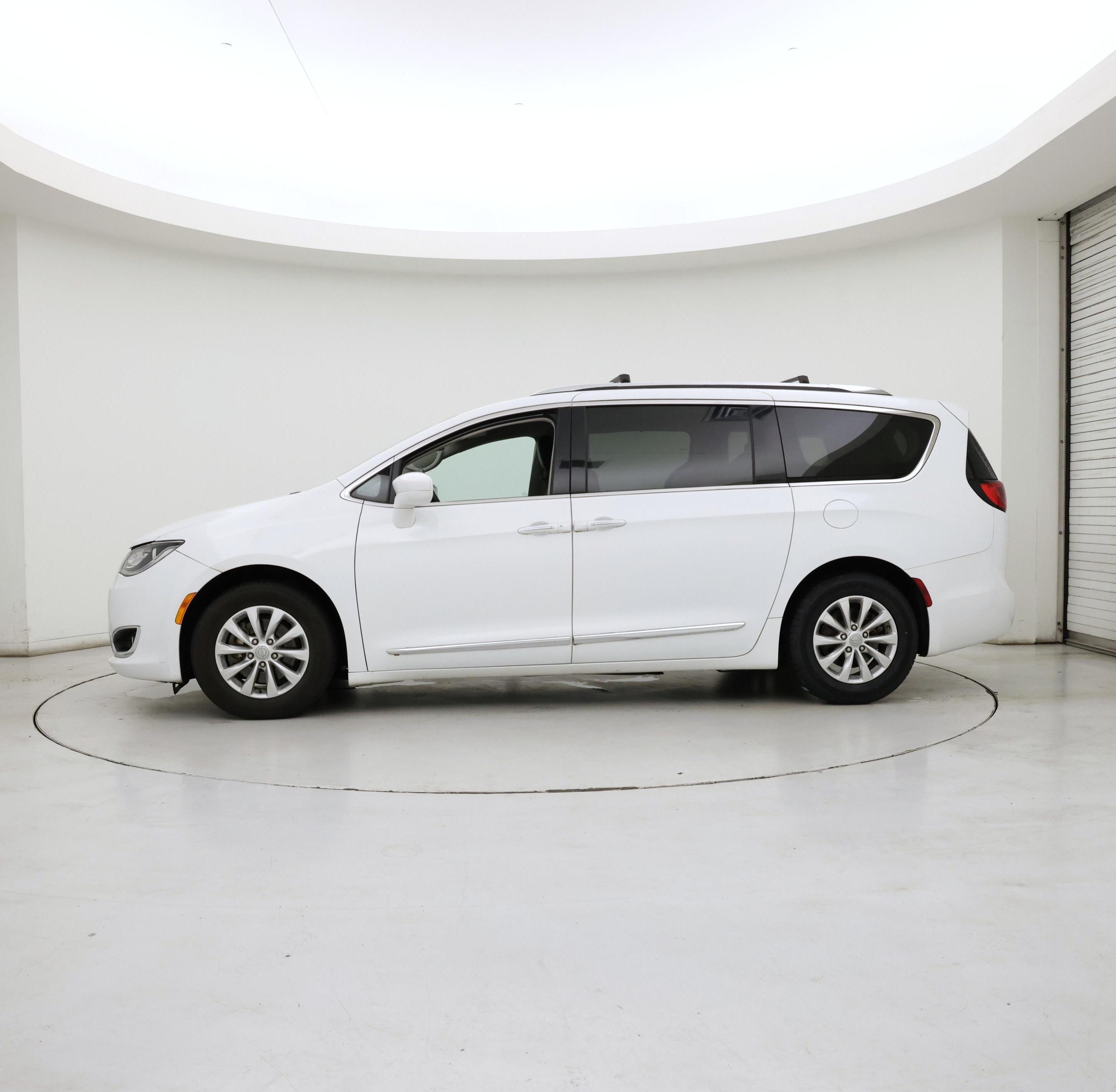 Thumbnail: 2019 Chrysler Pacifica - 3
