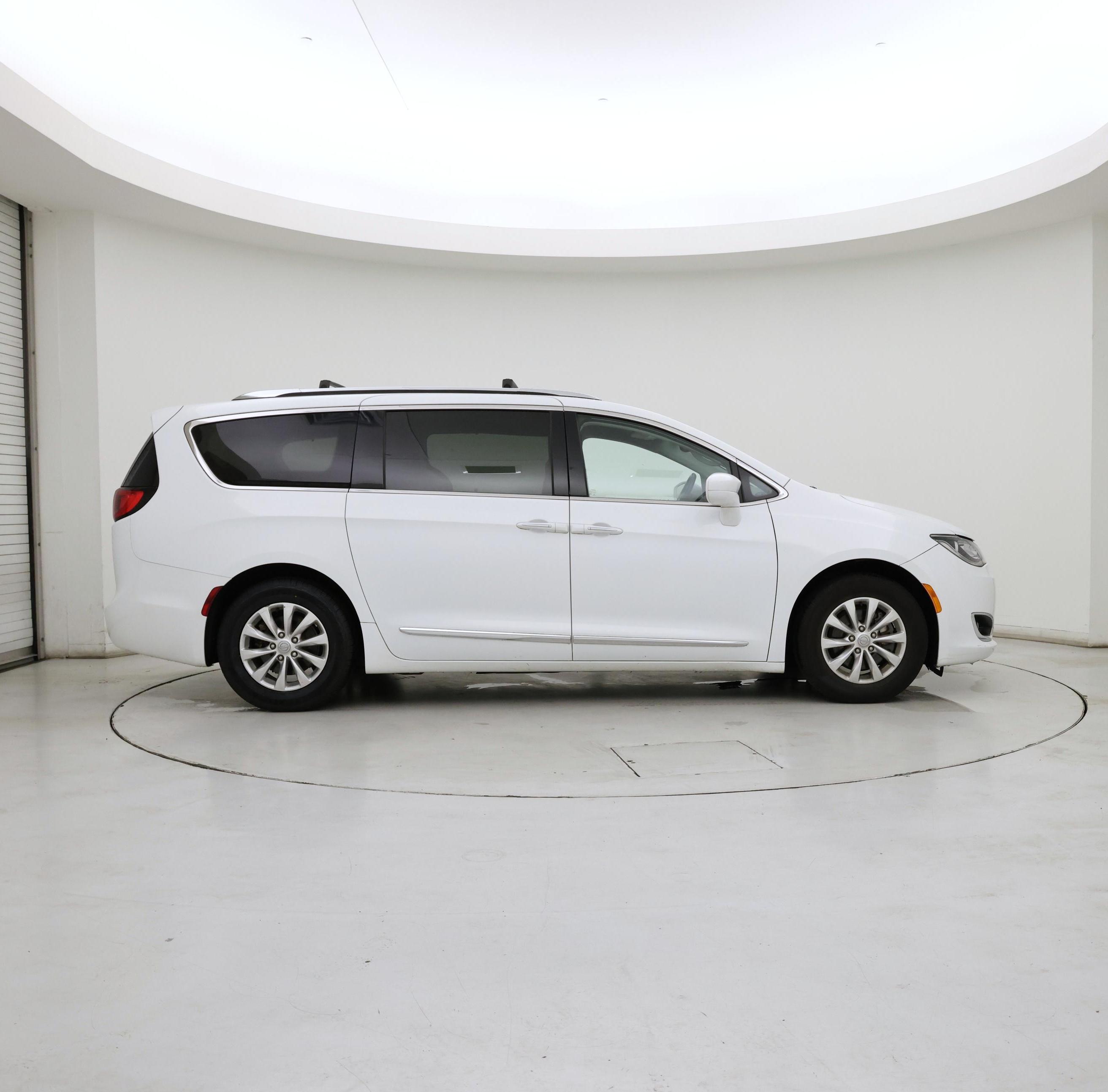 Thumbnail: 2019 Chrysler Pacifica - 7