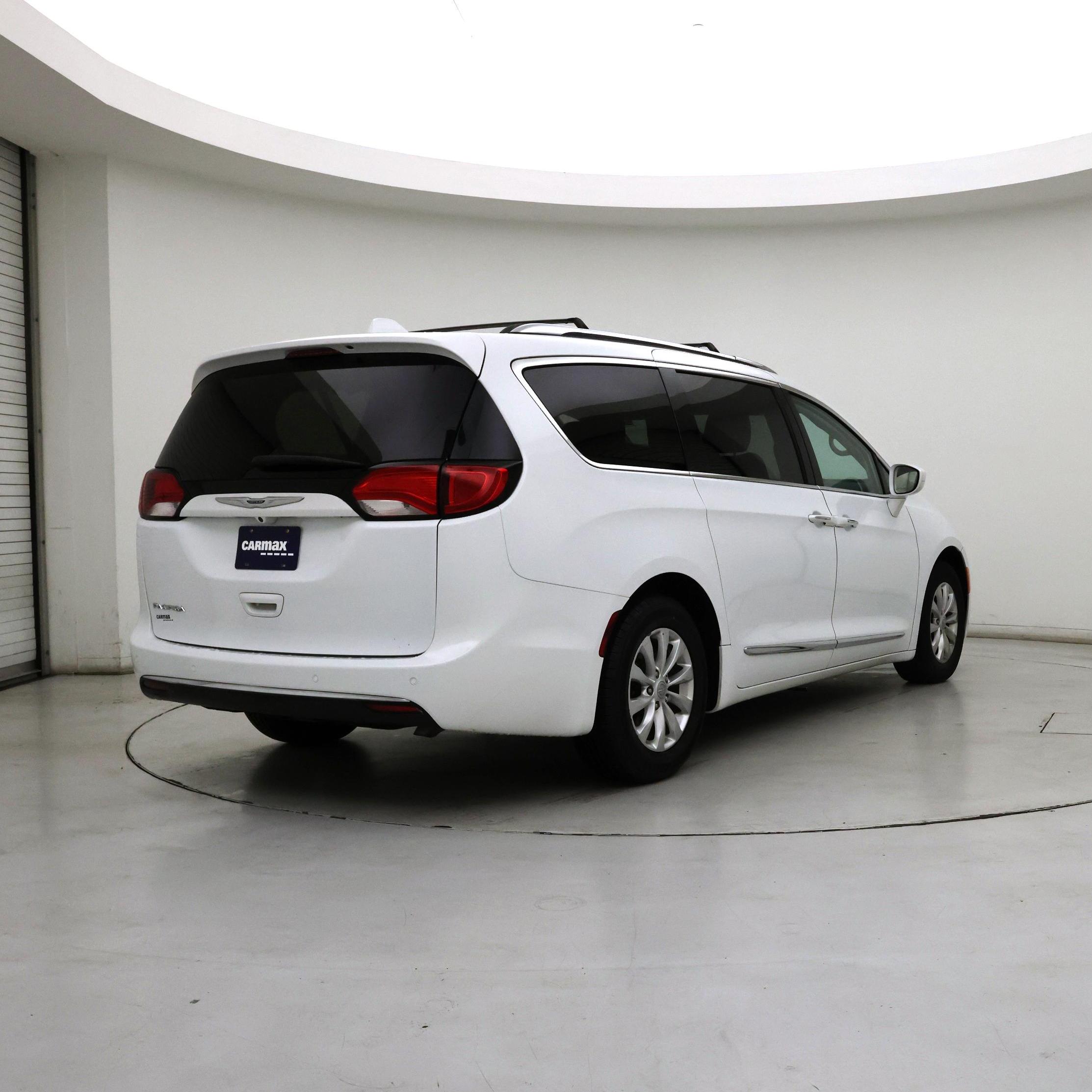 Thumbnail: 2019 Chrysler Pacifica - 8
