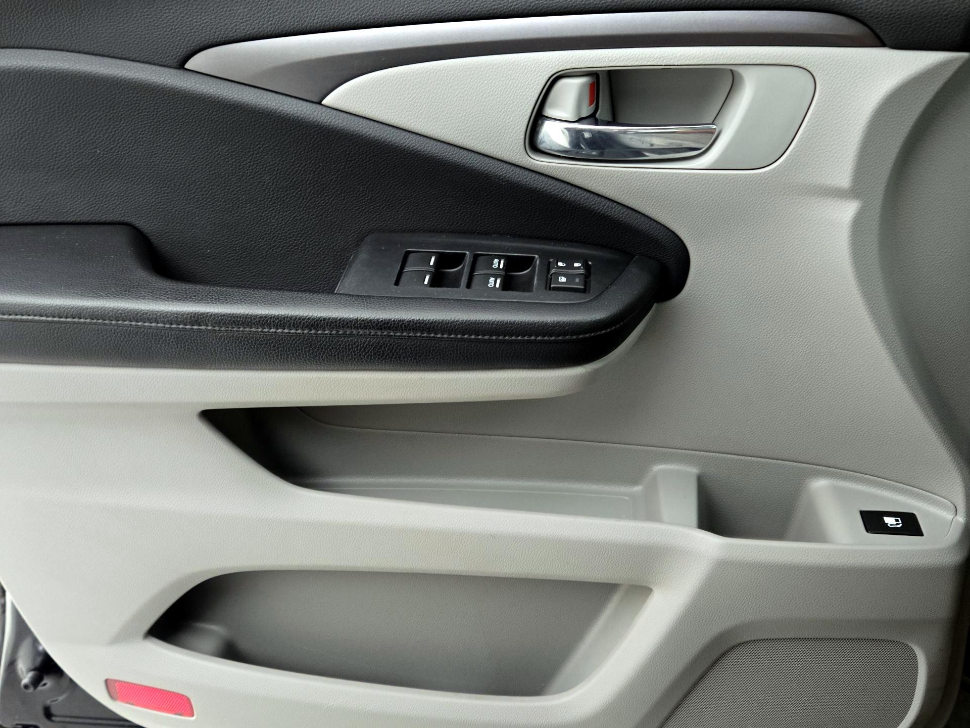 Thumbnail: 2017 Honda Pilot - 12