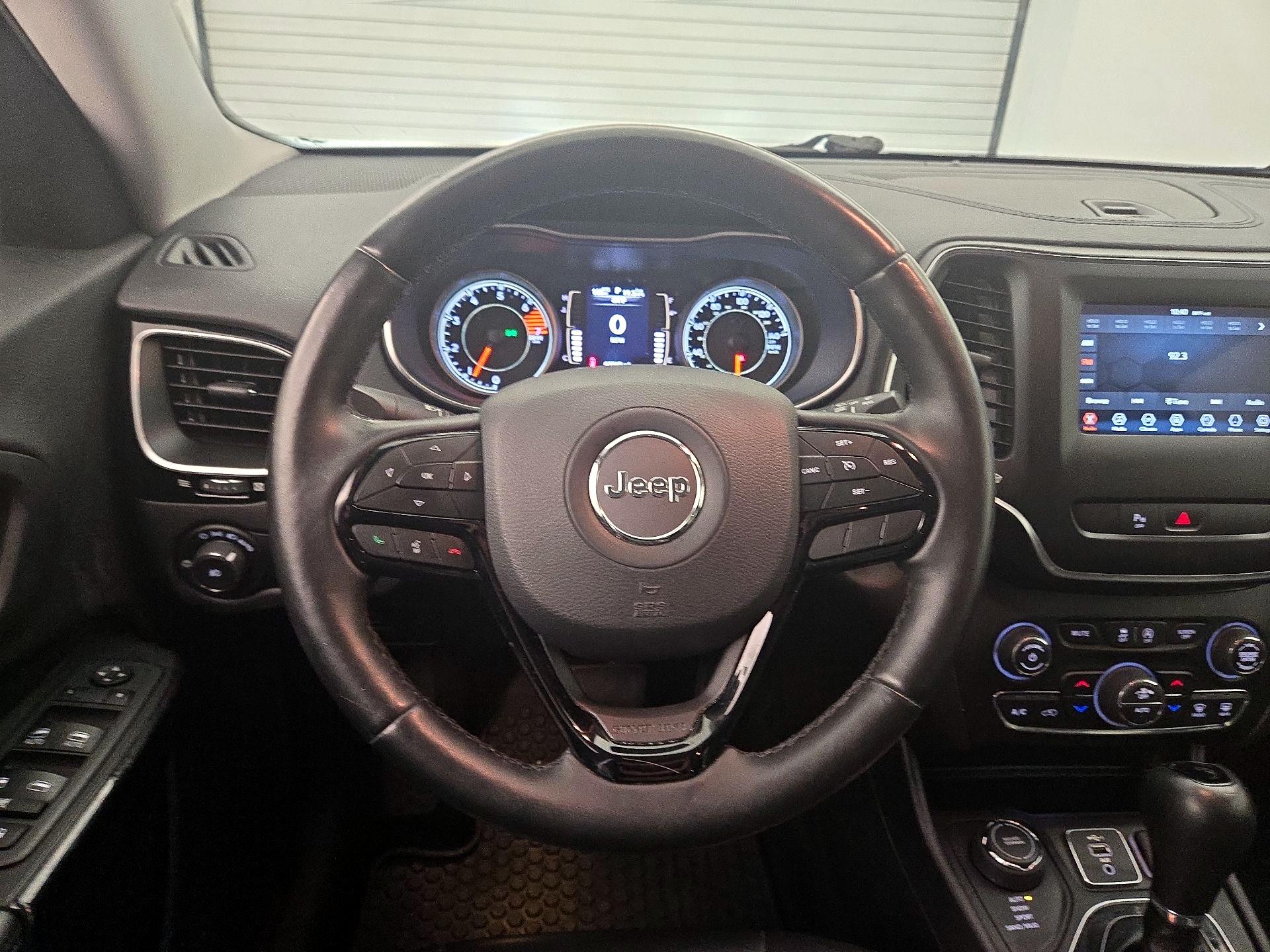 Thumbnail: 2019 Jeep Cherokee - 10