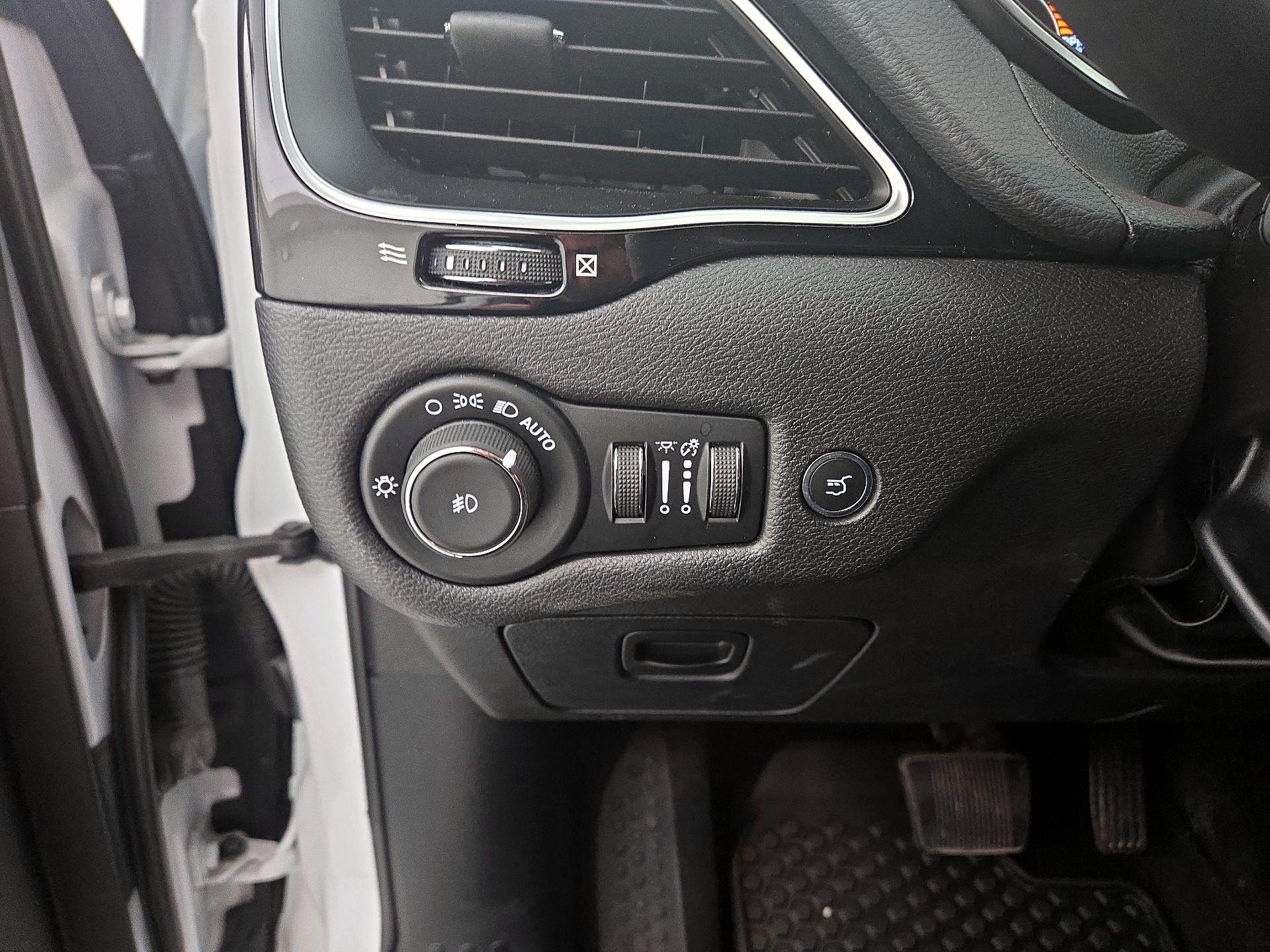 Thumbnail: 2019 Jeep Cherokee - 13