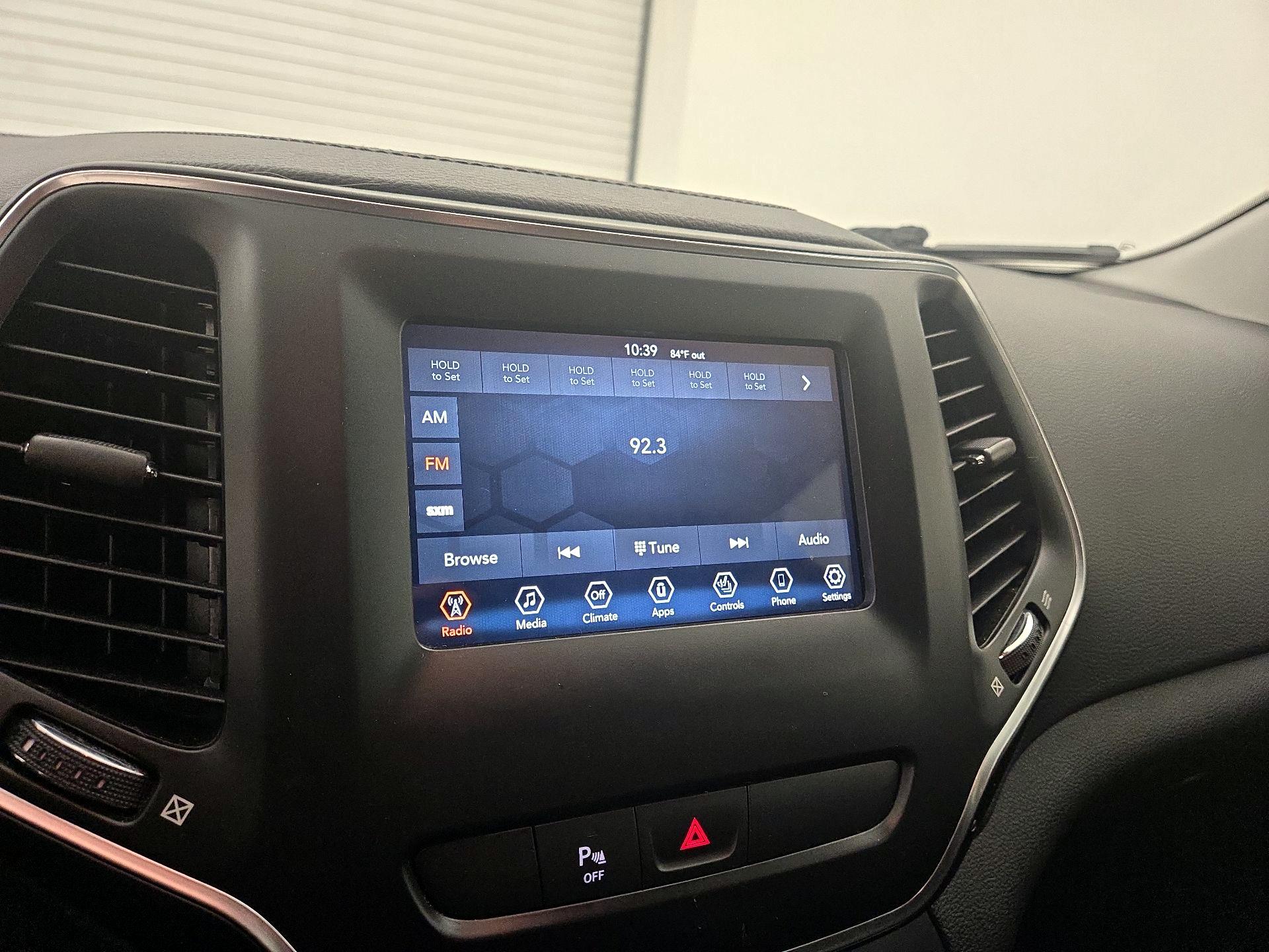 Thumbnail: 2019 Jeep Cherokee - 15
