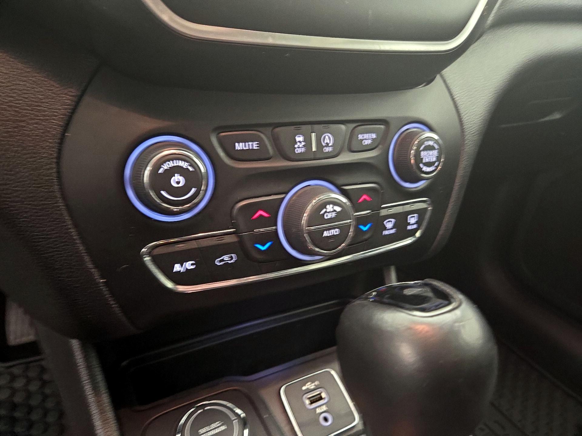 Thumbnail: 2019 Jeep Cherokee - 16
