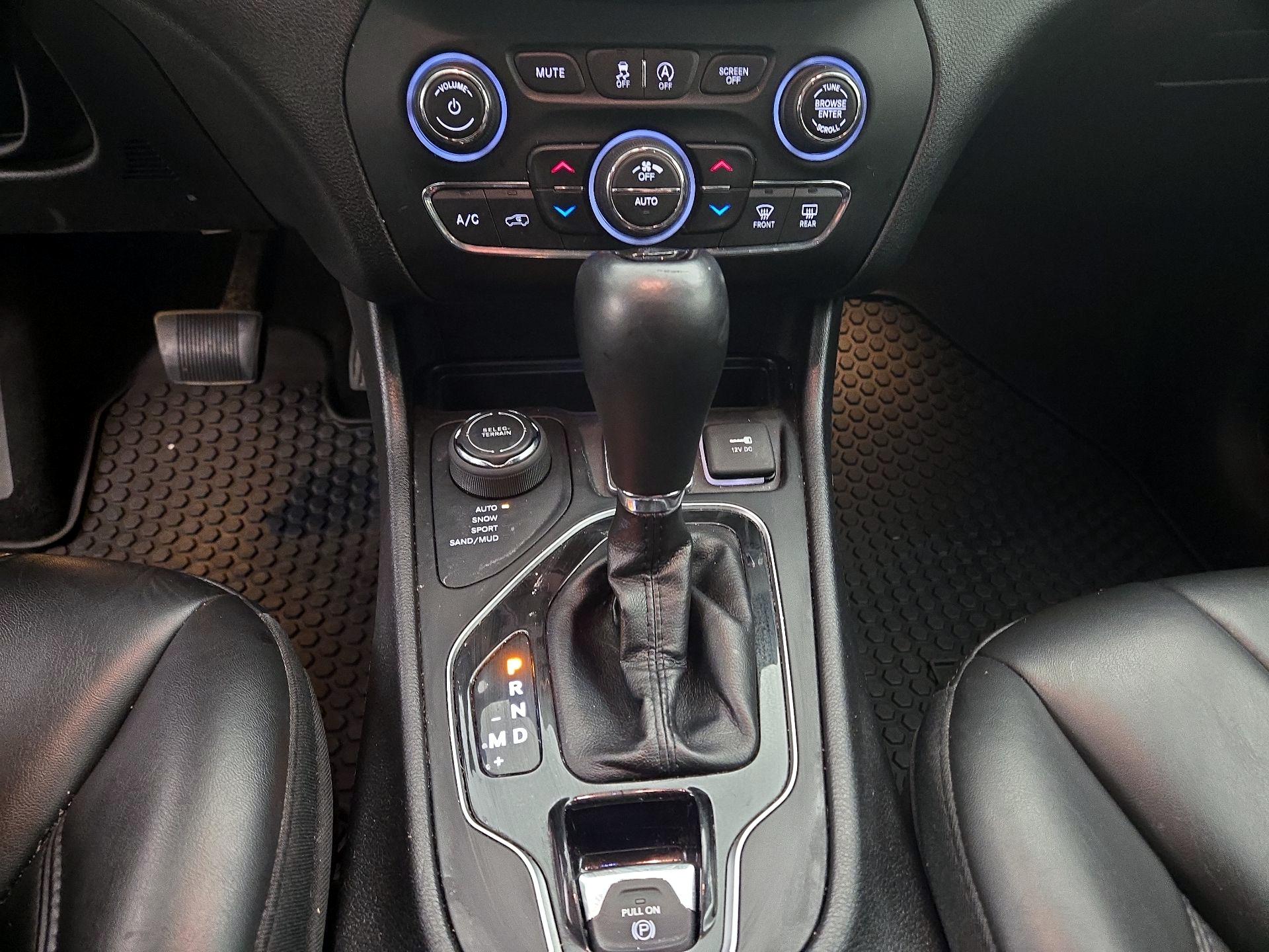 Thumbnail: 2019 Jeep Cherokee - 17