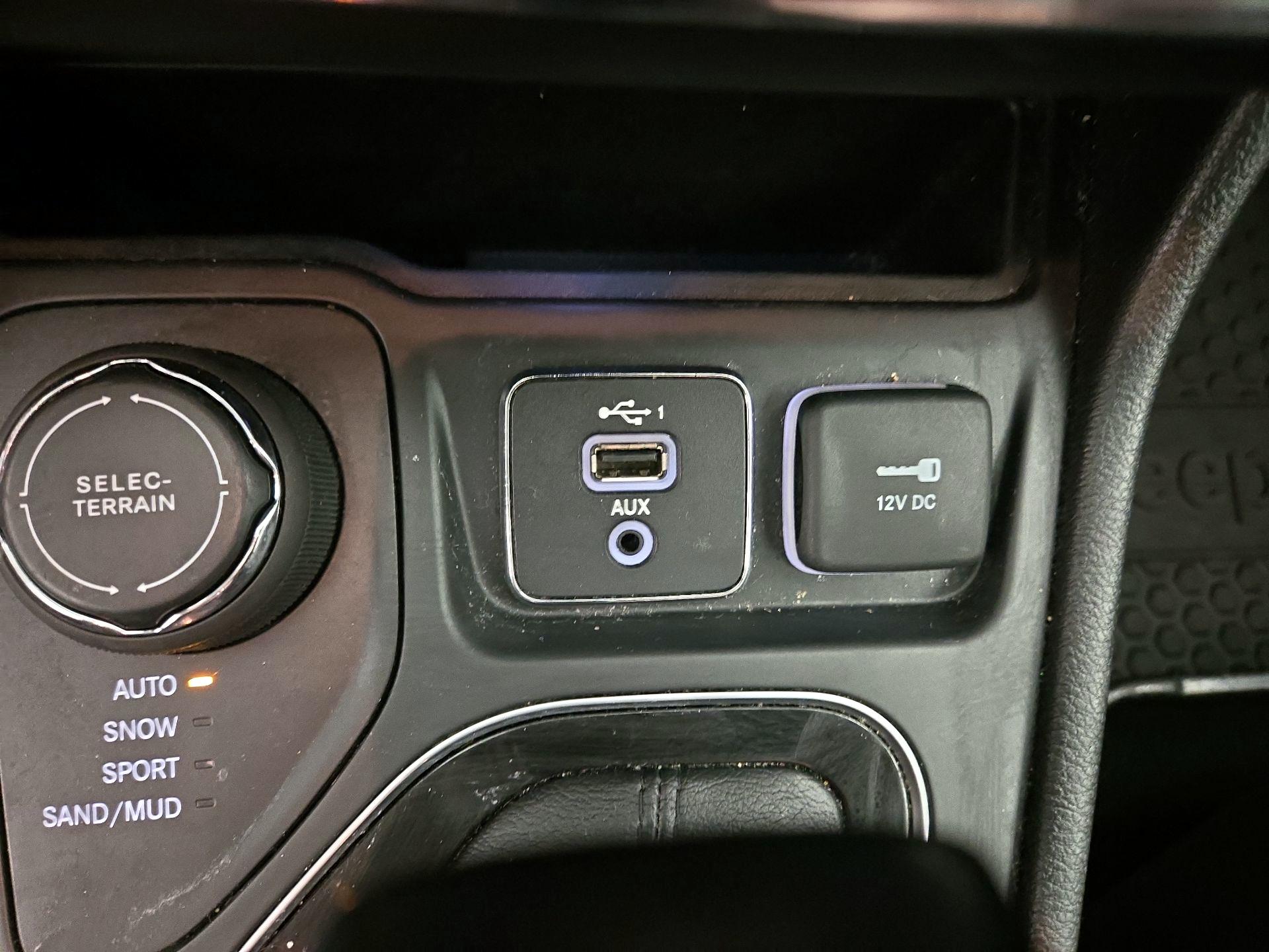 Thumbnail: 2019 Jeep Cherokee - 18