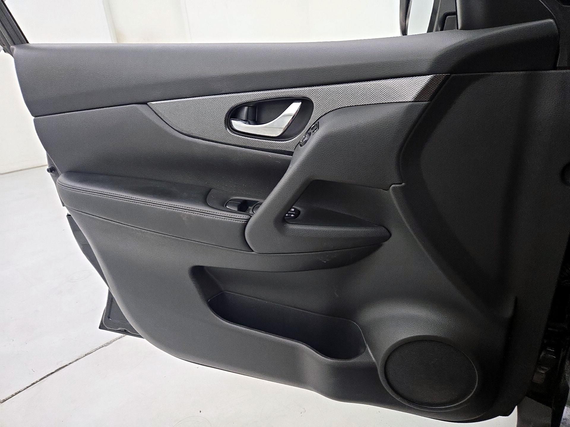 Thumbnail: 2016 Nissan Rogue - 12