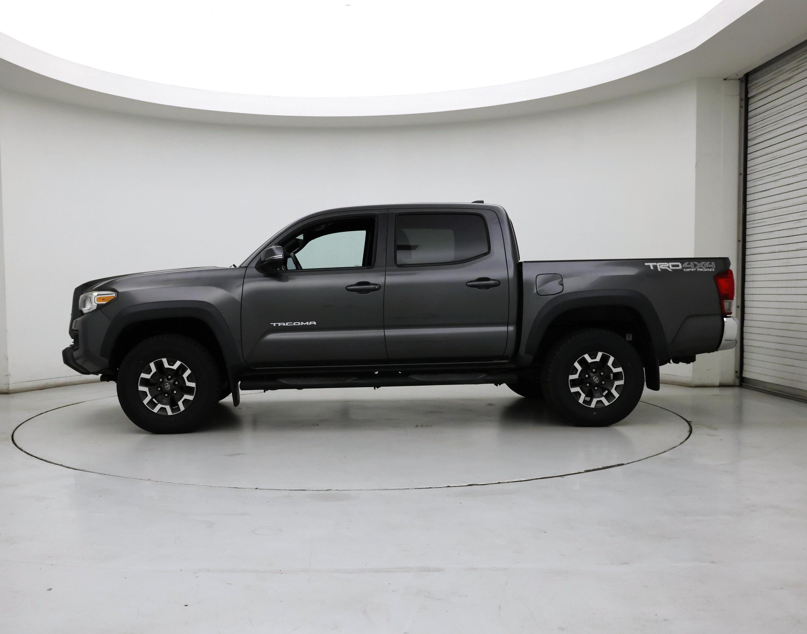 Thumbnail: 2016 Toyota Tacoma - 3