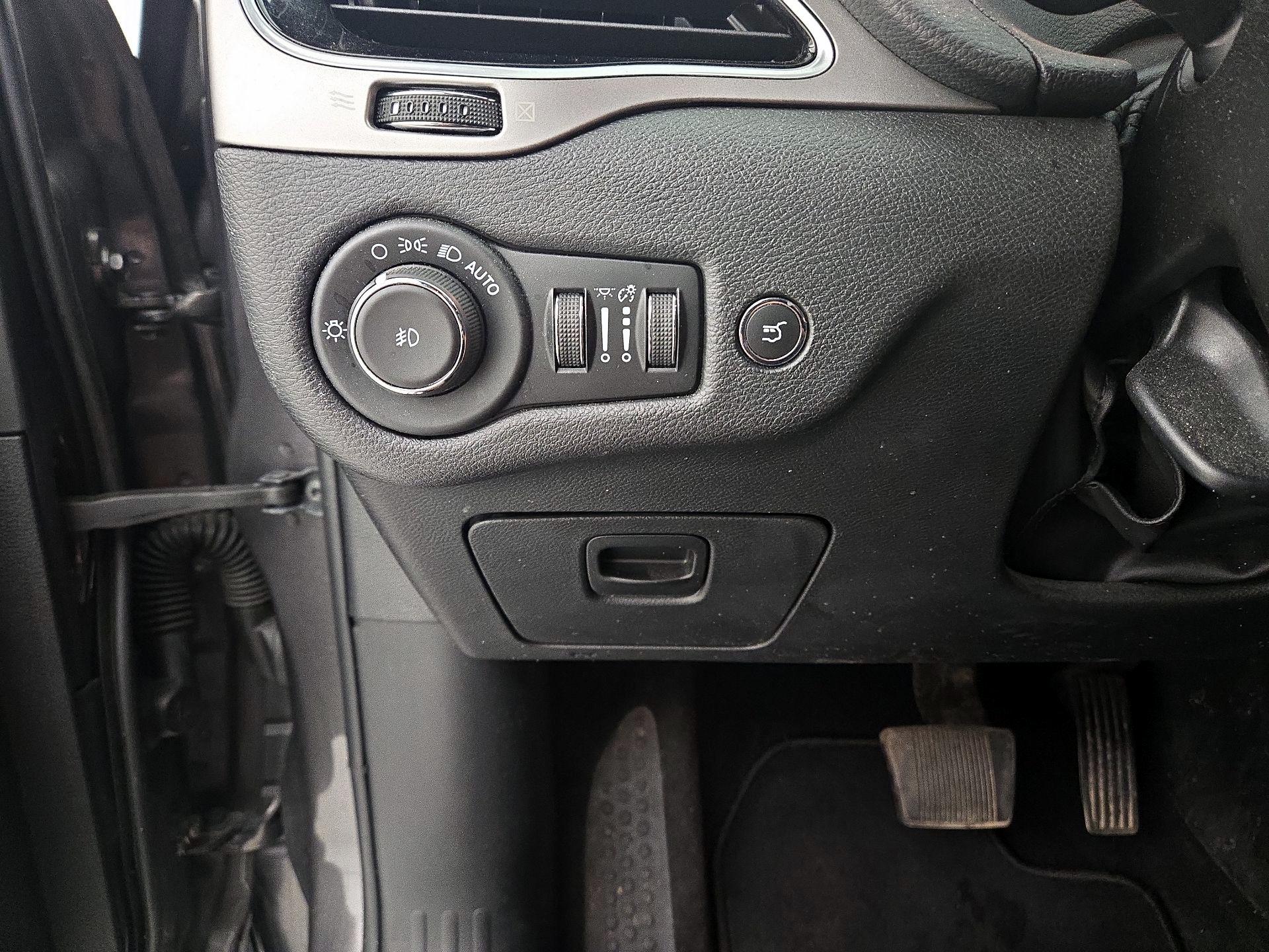 Thumbnail: 2021 Jeep Cherokee - 13