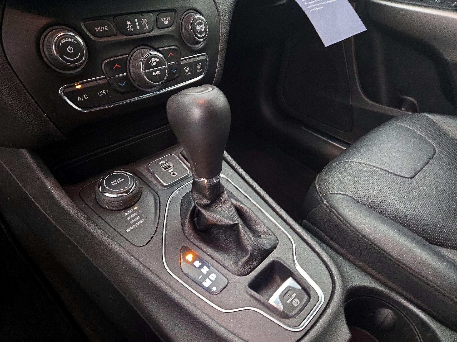 Thumbnail: 2021 Jeep Cherokee - 17