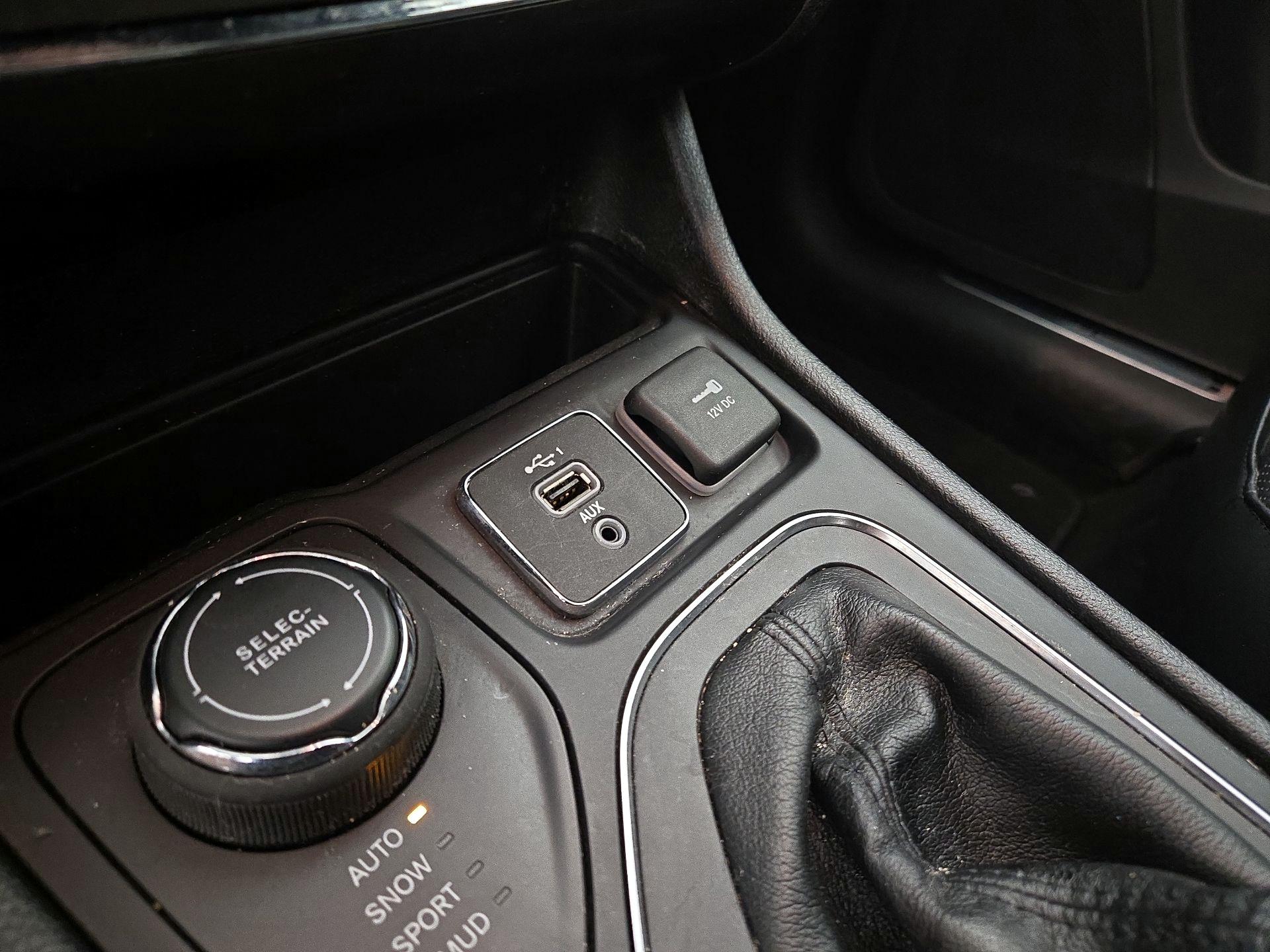 Thumbnail: 2021 Jeep Cherokee - 18