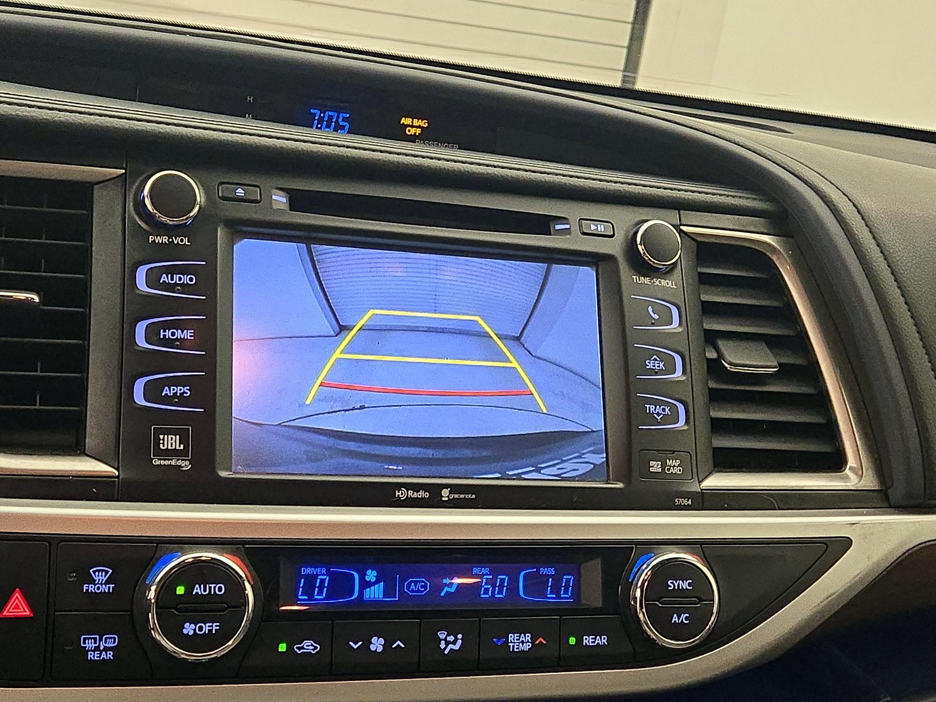 Thumbnail: 2015 Toyota Highlander - 14
