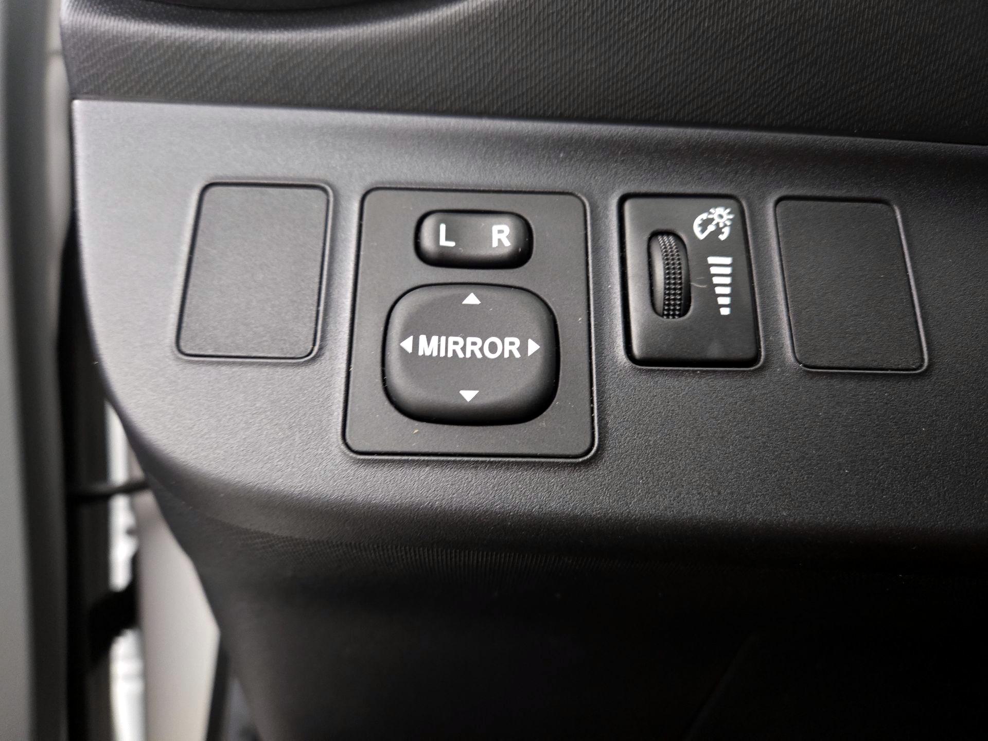Thumbnail: 2013 Toyota Prius c - 13