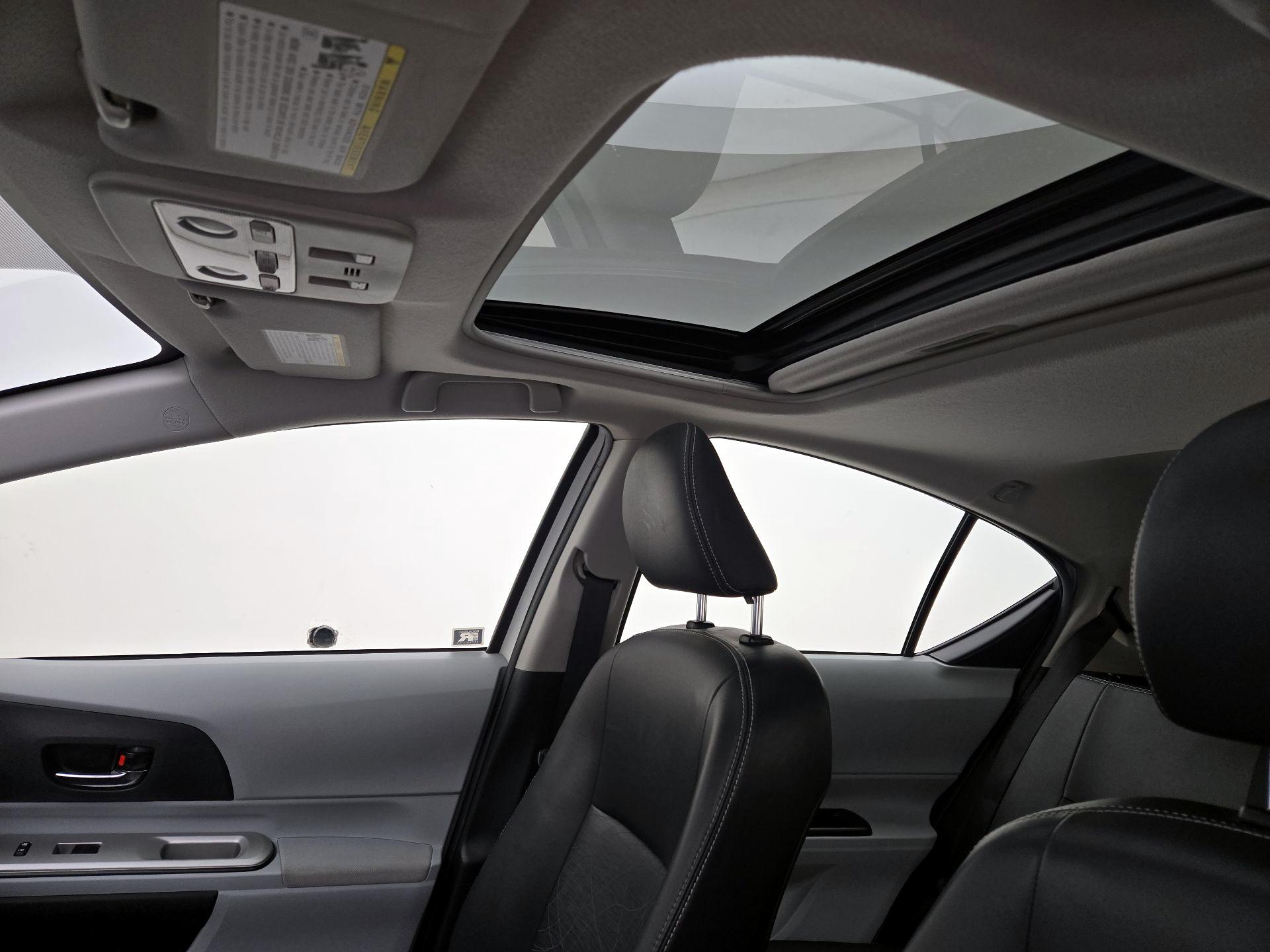 Thumbnail: 2013 Toyota Prius c - 17